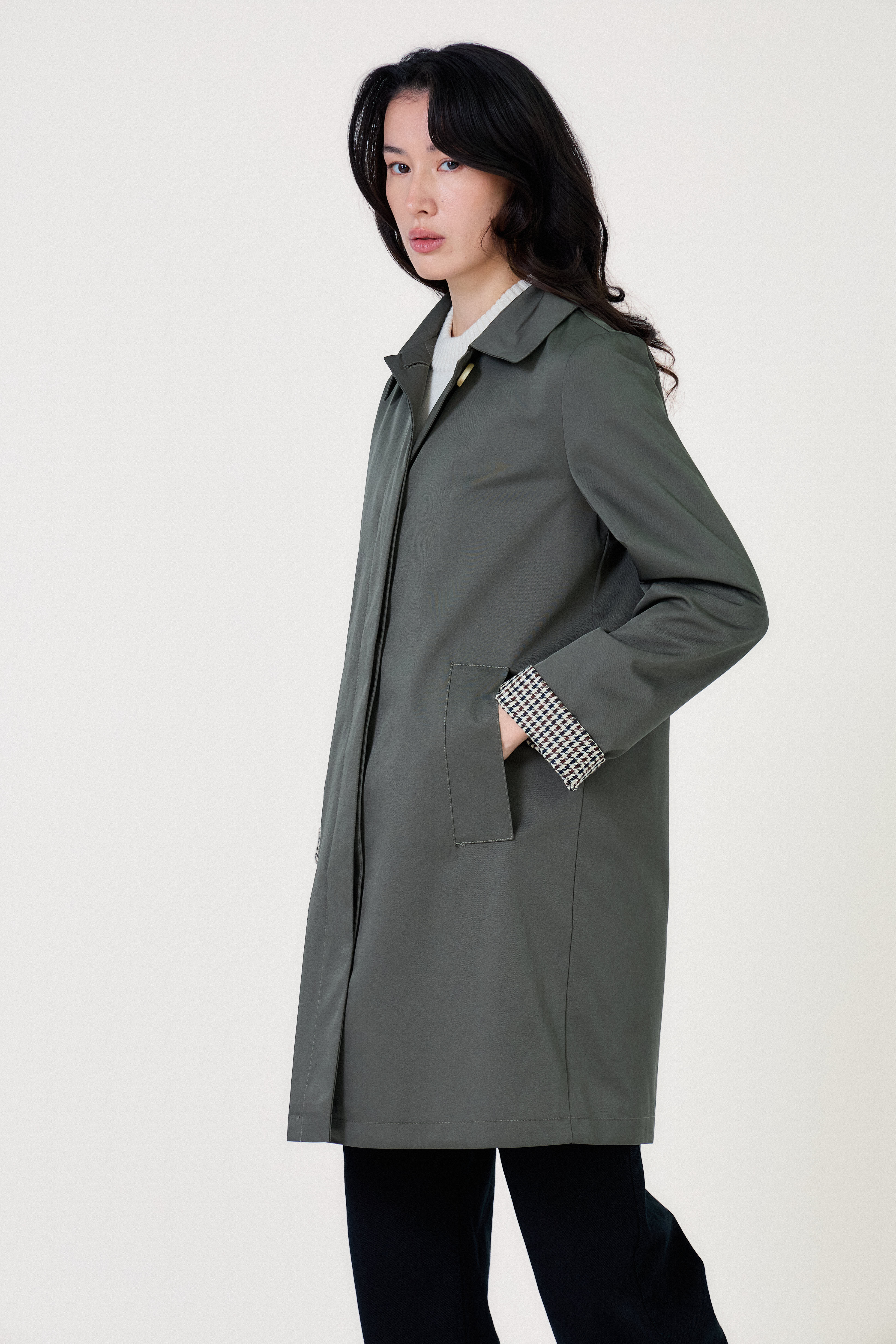 Trench LESLEY Escandelle – vue de profil gauche – matière déperlante kaki et doublure petits carreaux
#couleur_kaki
