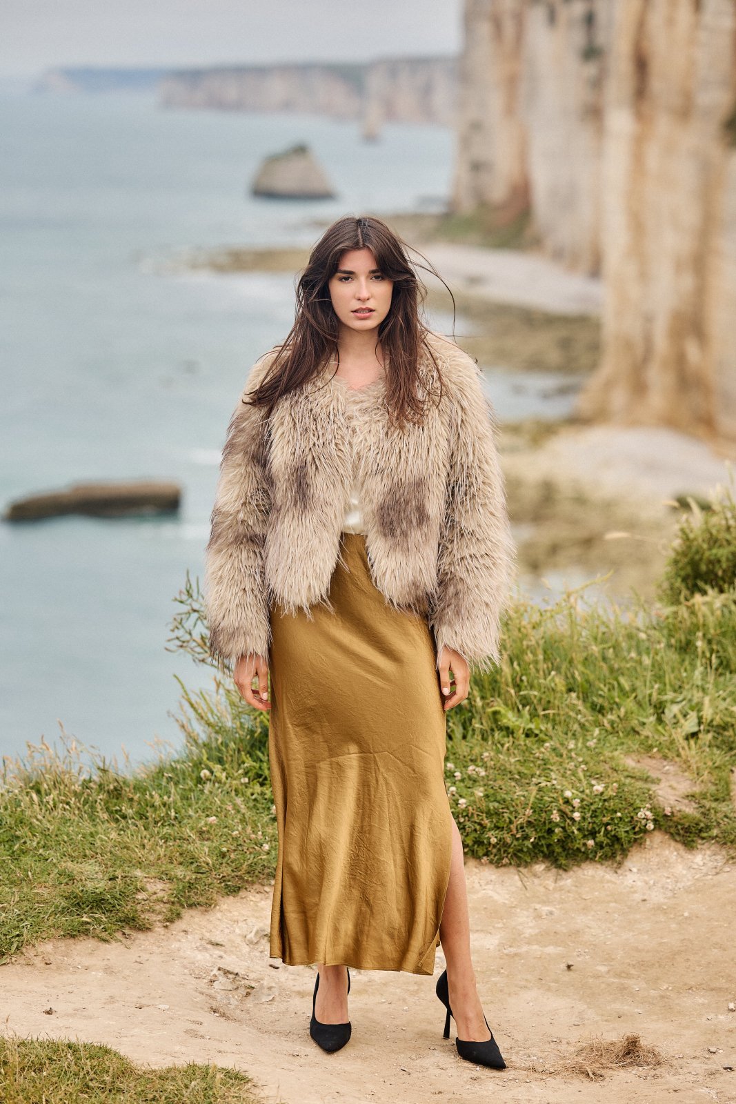 COLETTE - Manteau Taupe - Escandelle (Vue de face - silhouette entière)