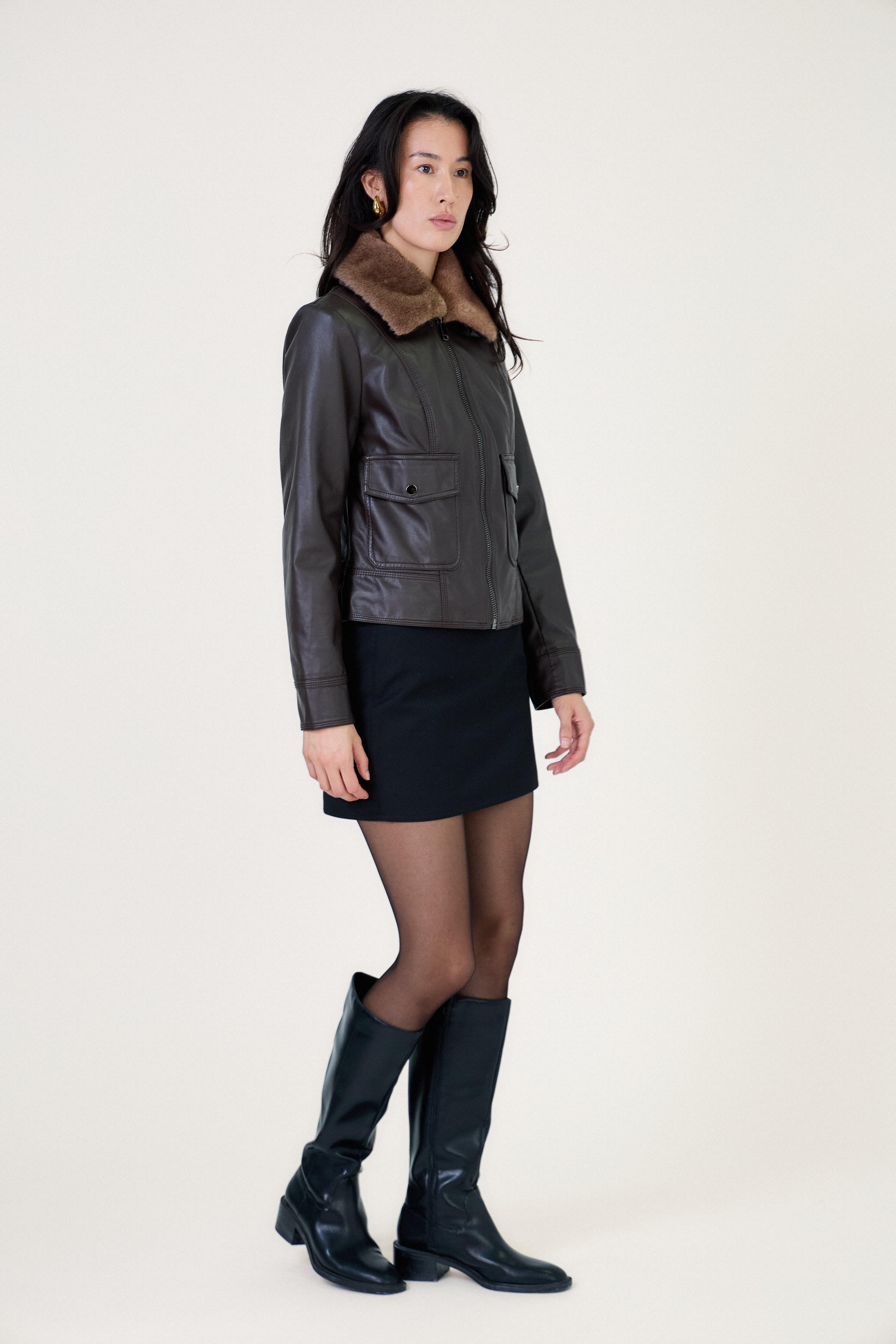 Veste femme ANOUK Escandelle – profil droit – matière similicuir souple et détails couture raffinés
#couleur_choco