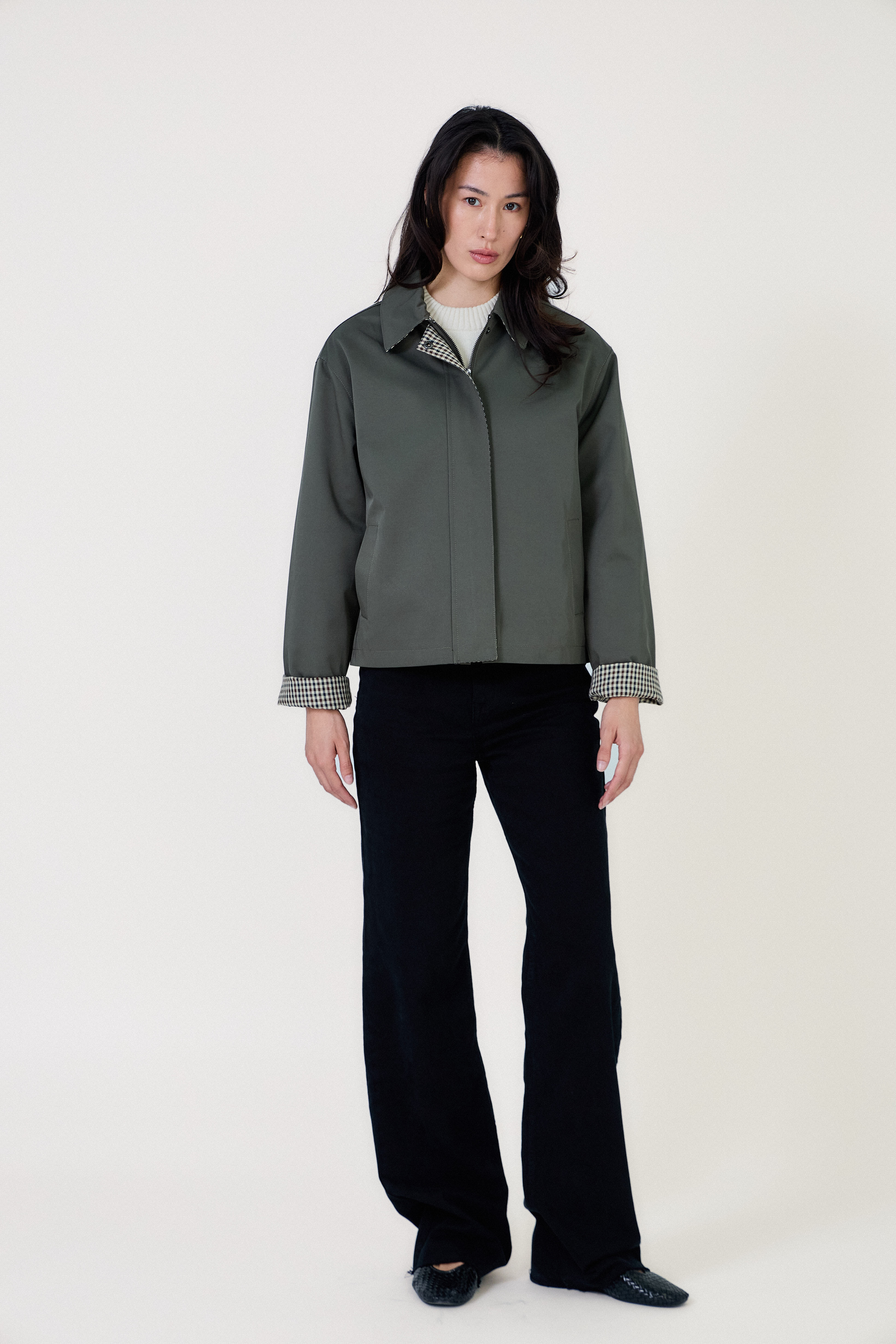 Veste courte JOE Escandelle kaki – vue de face – col chemise et revers à petits carreaux pour un style chic
#couleur_kaki