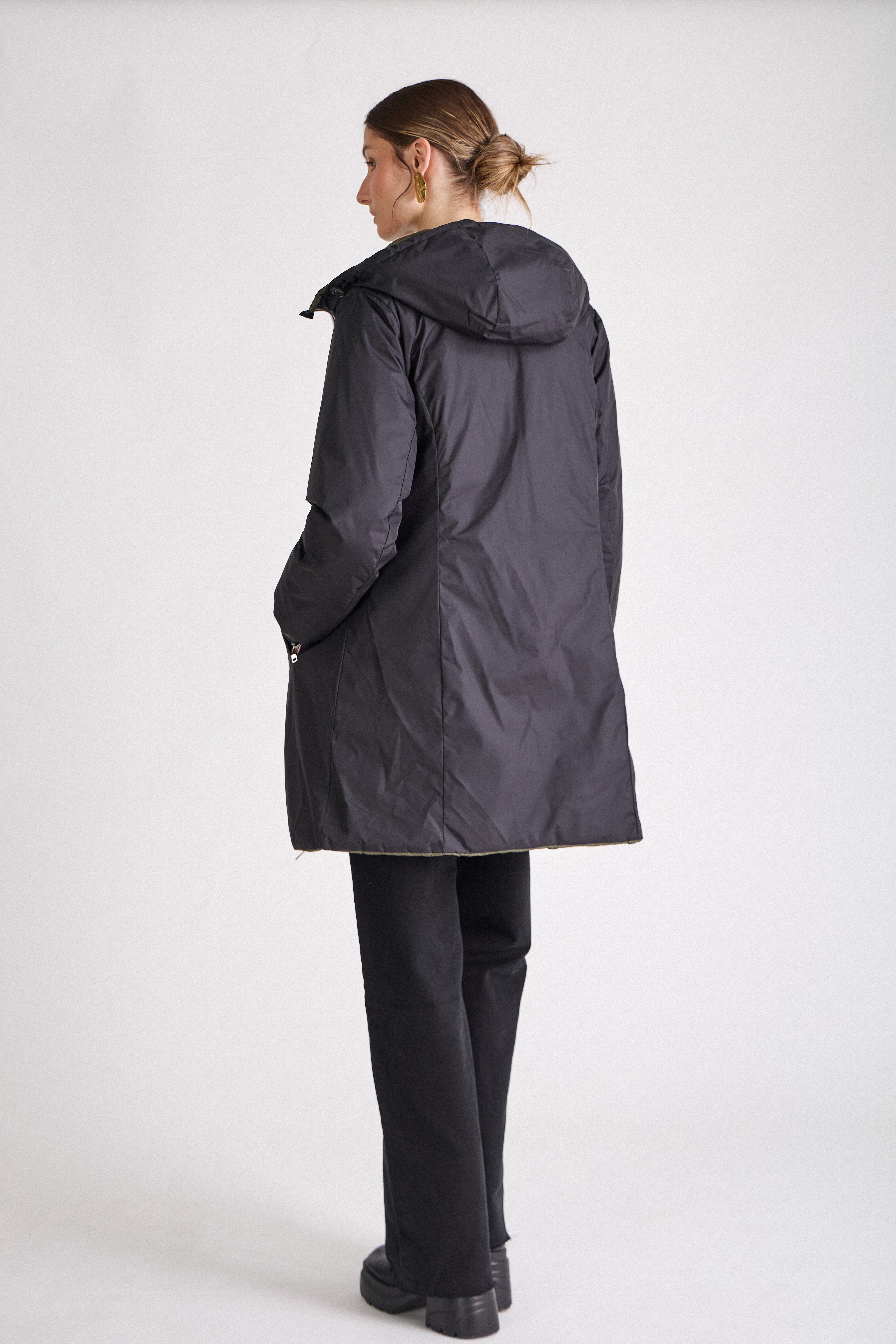 Doudoune SIXTINE Escandelle – manteau long noir porté avec jean et bottines, style citadin élégant.
#couleur_noir