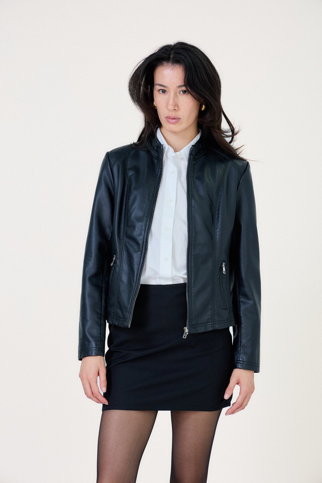 MELOÉ - Veste Noir - Escandelle (Vue de face - portrait - veste zip ouvert)
#couleur_noir