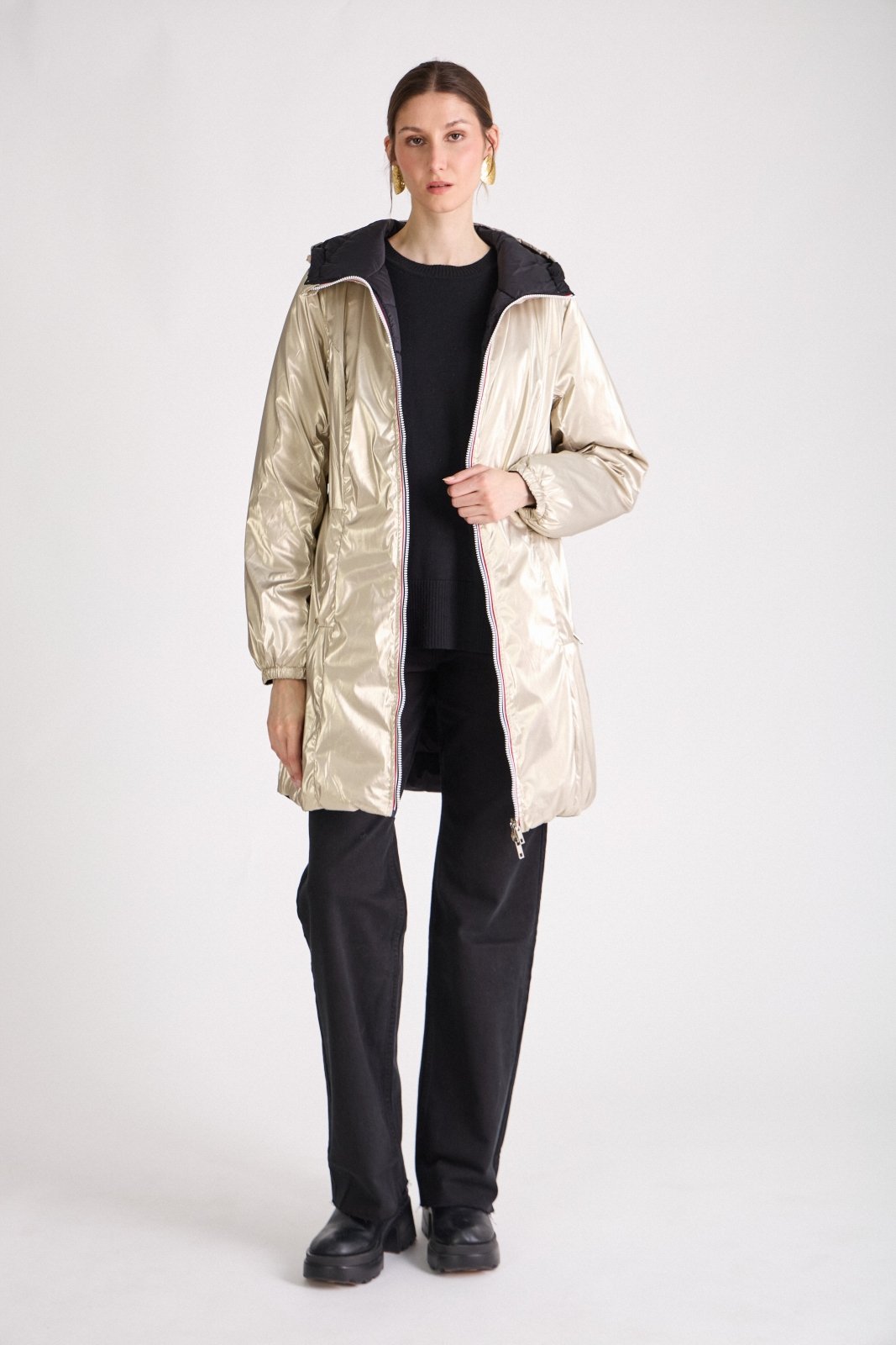 SIXTINE - Doudoune Or - Escandelle (Vue de face - silhouette entière - doudoune réversible côté dorée)
#couleur_or