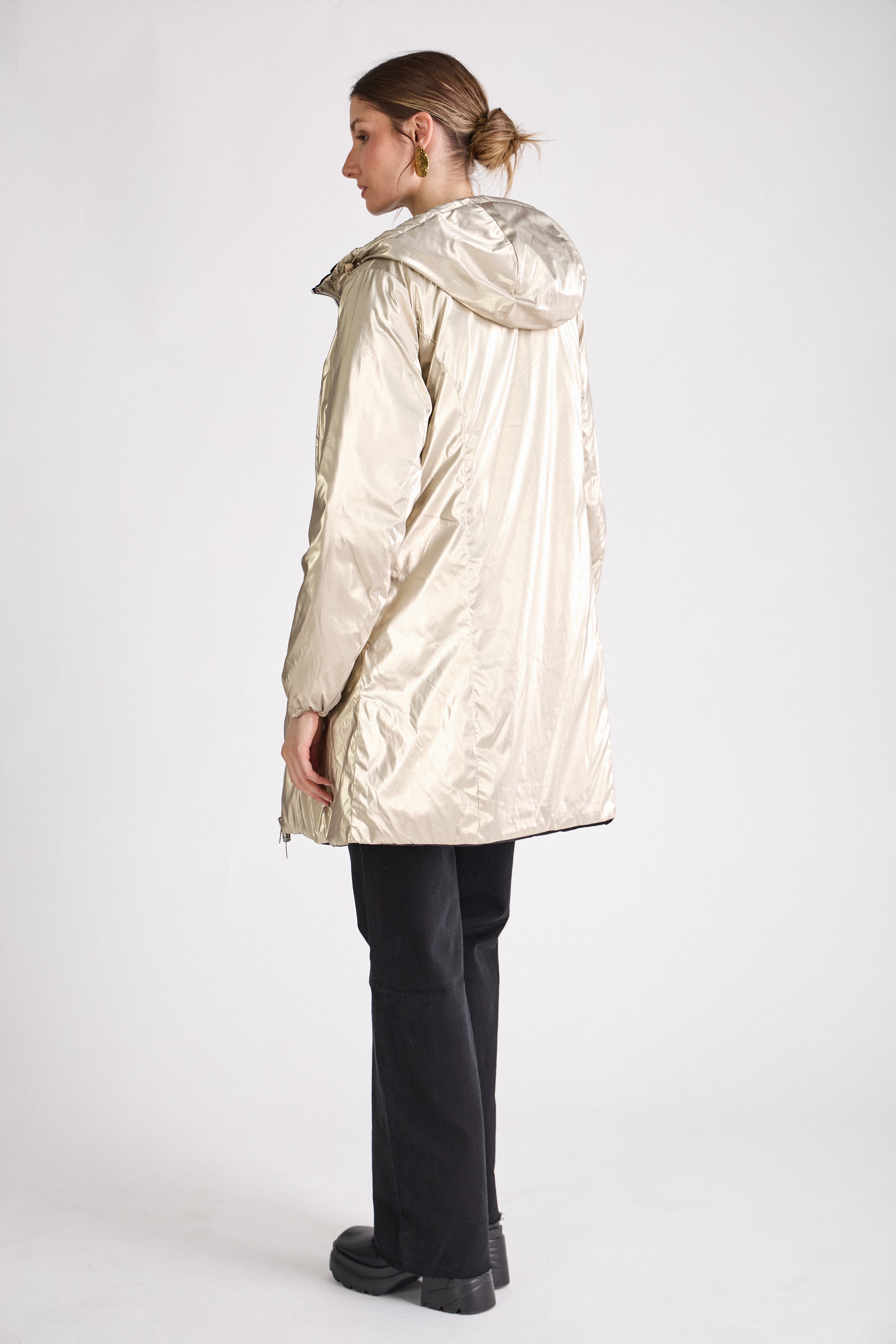 Doudoune SIXTINE Escandelle – manteau long doré porté avec jean et bottines, style citadin élégant.
#couleur_or