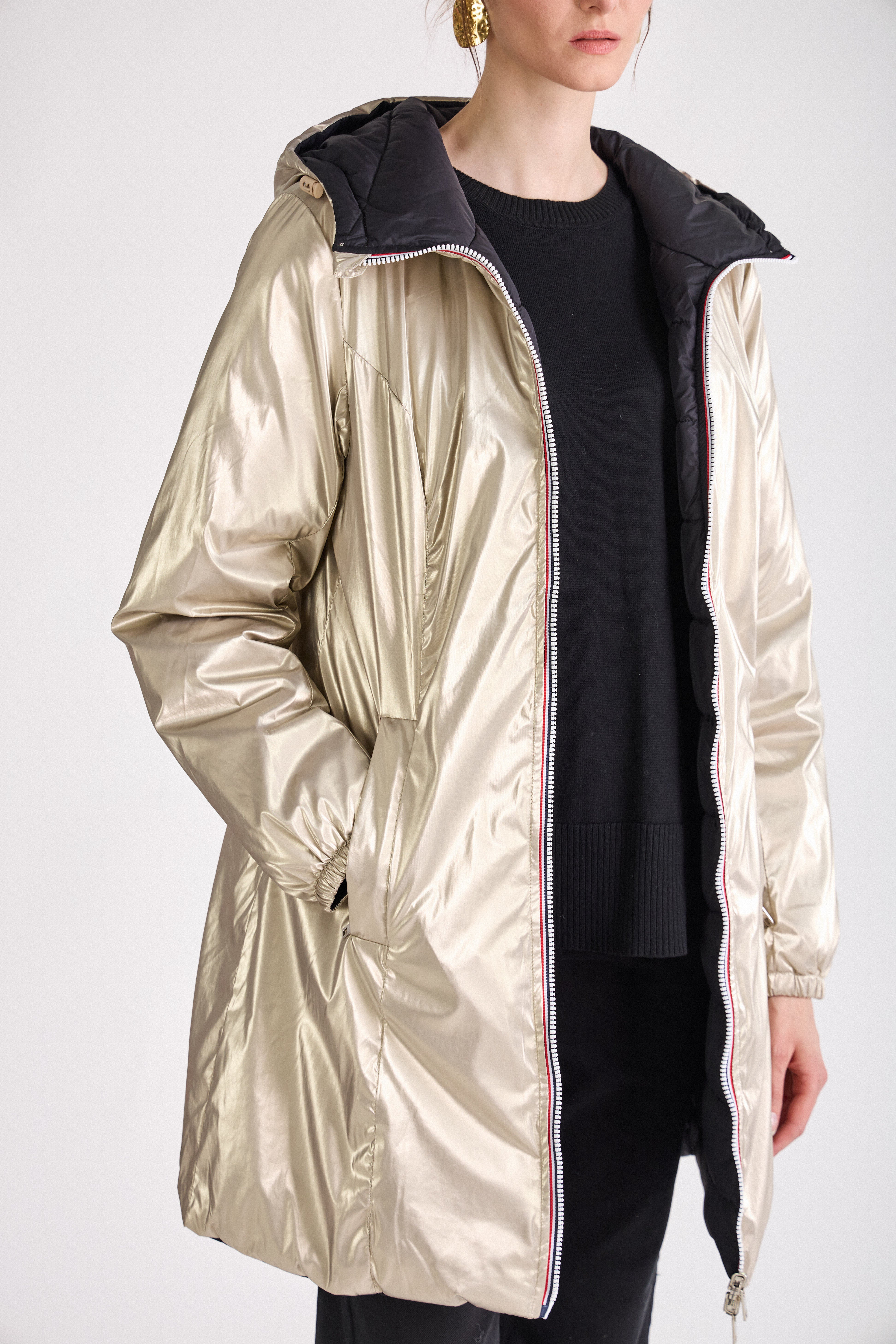 Doudoune SIXTINE Escandelle – manteau long doré porté avec jean et bottines, style citadin élégant.
#couleur_or