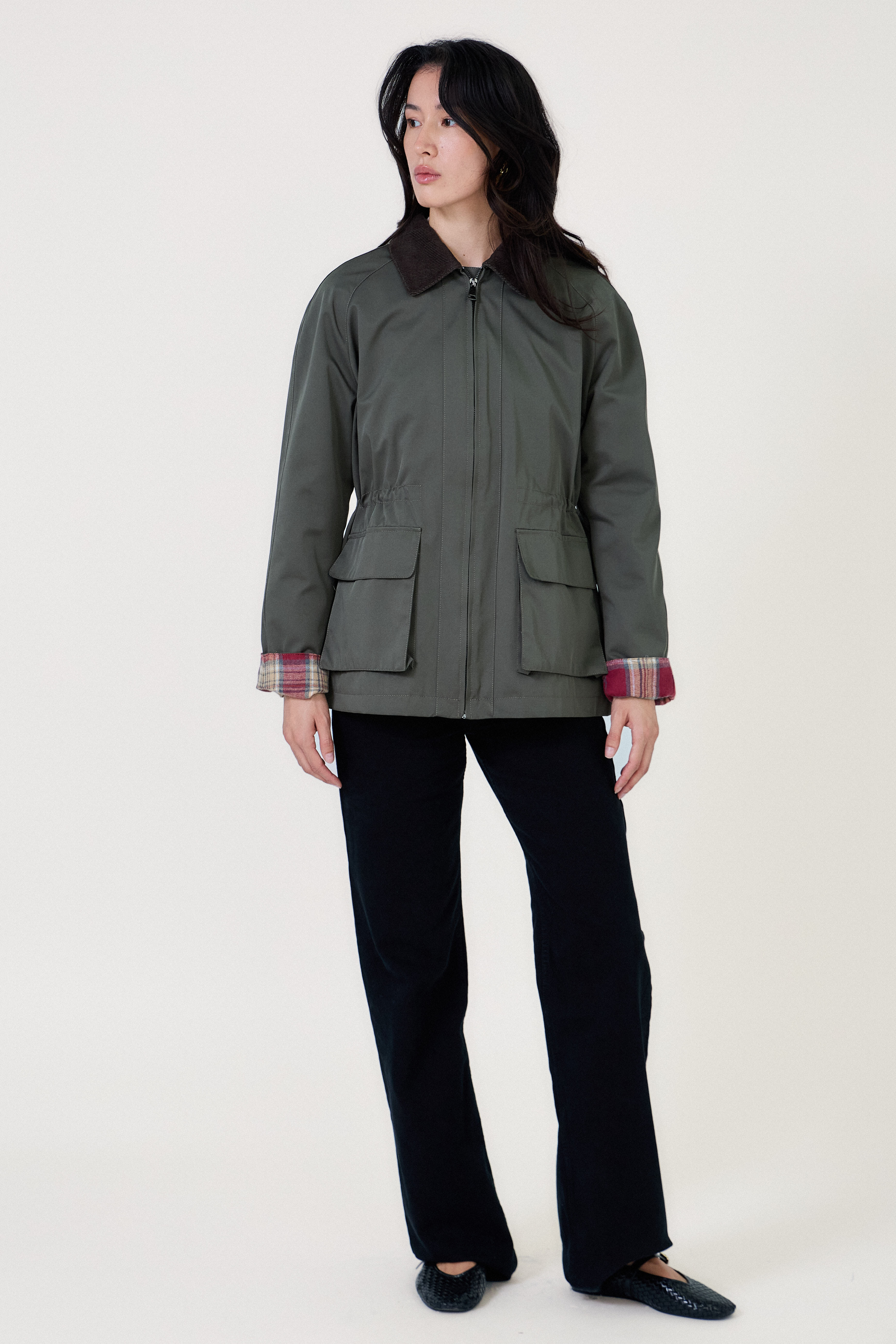 Veste style barbour femme Escandelle kaki – vue de face – col chemise et poignets à carreaux tartan
#couleur_kaki