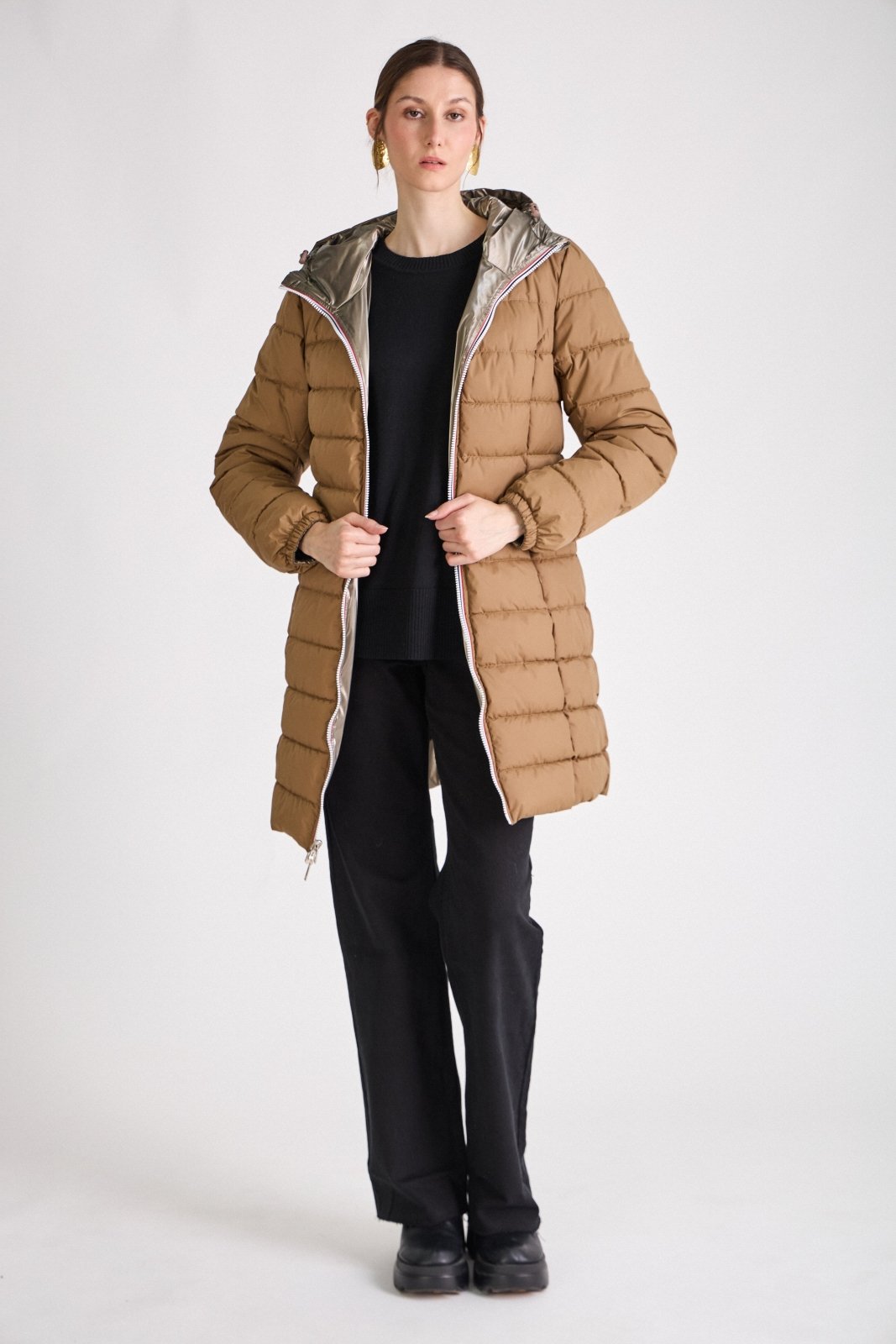 SIXTINE - Doudoune Bronze - Escandelle (Vue de face - silhouette entière - doudoune réversible coté matelassé taupe)
#couleur_bronze
