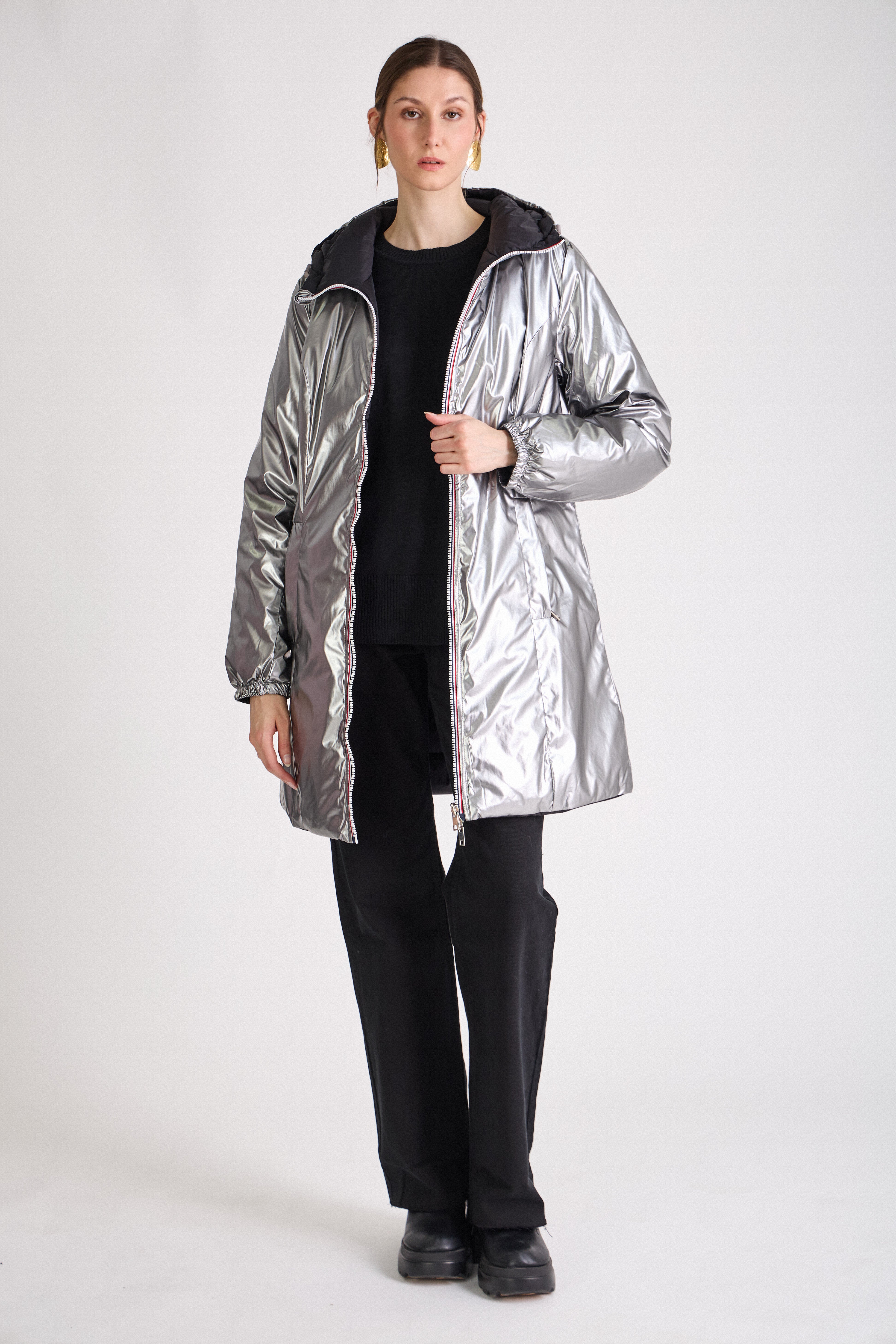 Doudoune SIXTINE Escandelle – manteau long argenté porté avec jean et bottines, style citadin élégant.
#couleur_argent