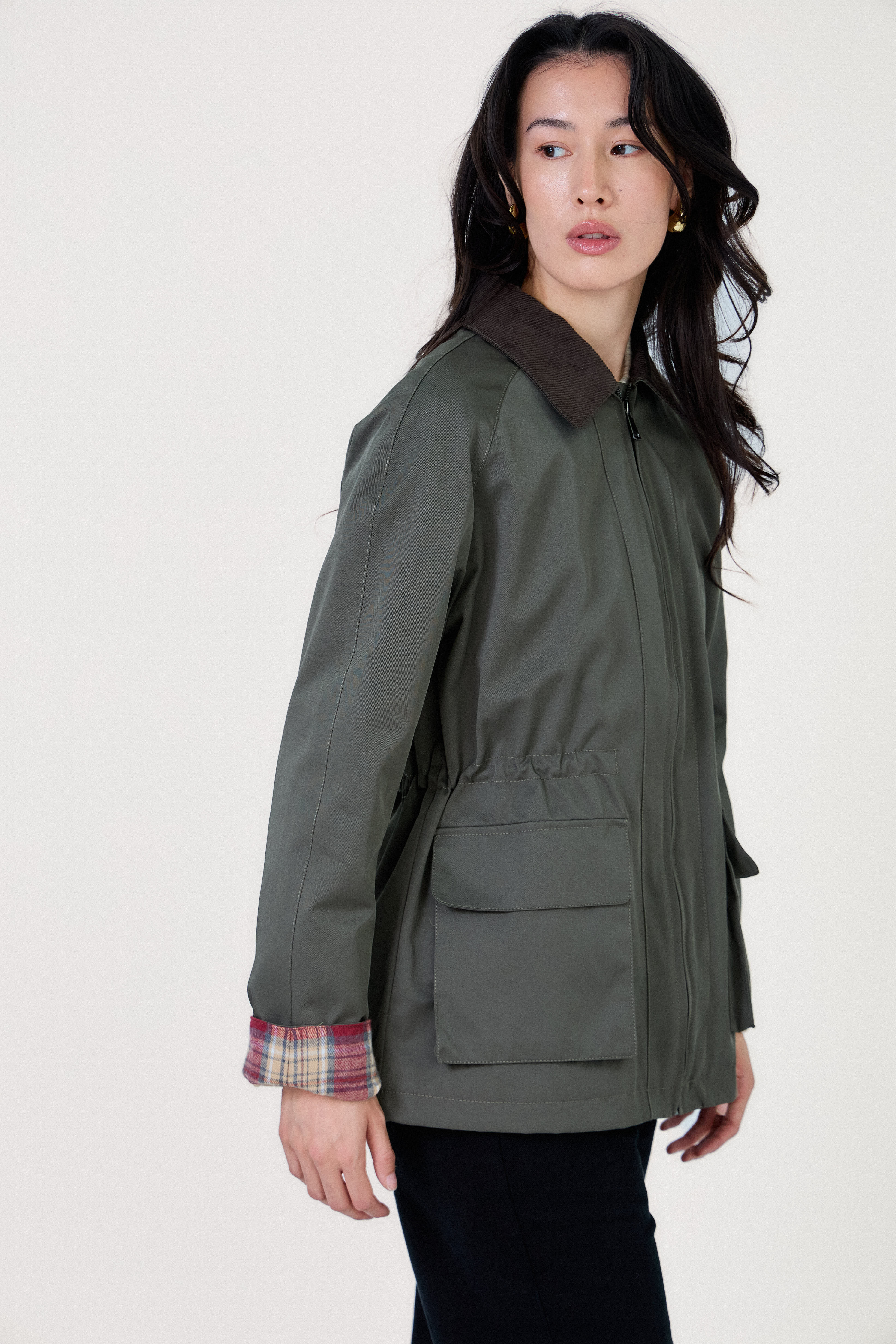 Veste femme Escandelle kaki – vue de profil droit – coupe droite et doublure tartan visible
#couleur_kaki