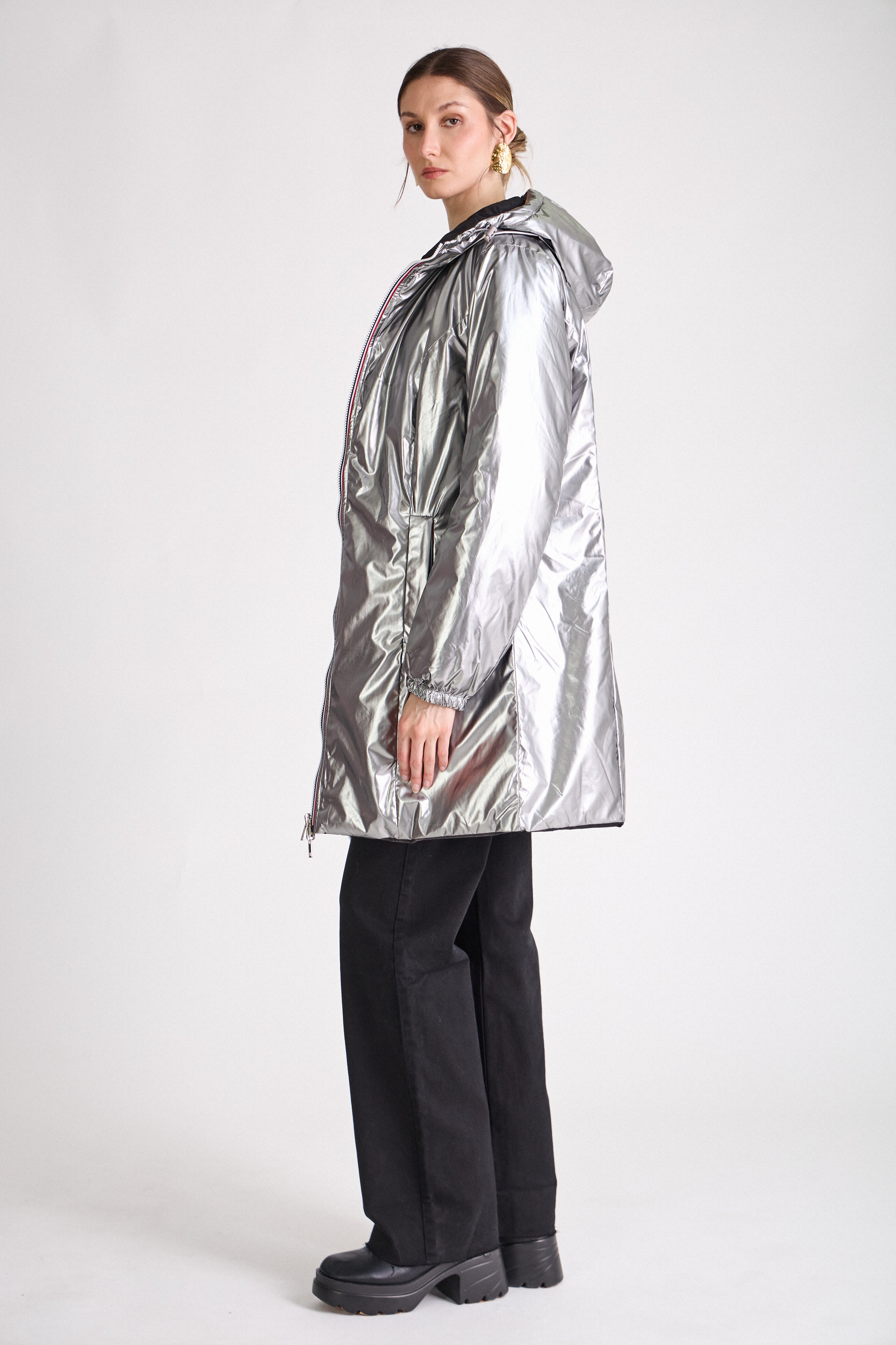 Doudoune SIXTINE Escandelle – manteau long argenté porté avec jean et bottines, style citadin élégant.
#couleur_argent