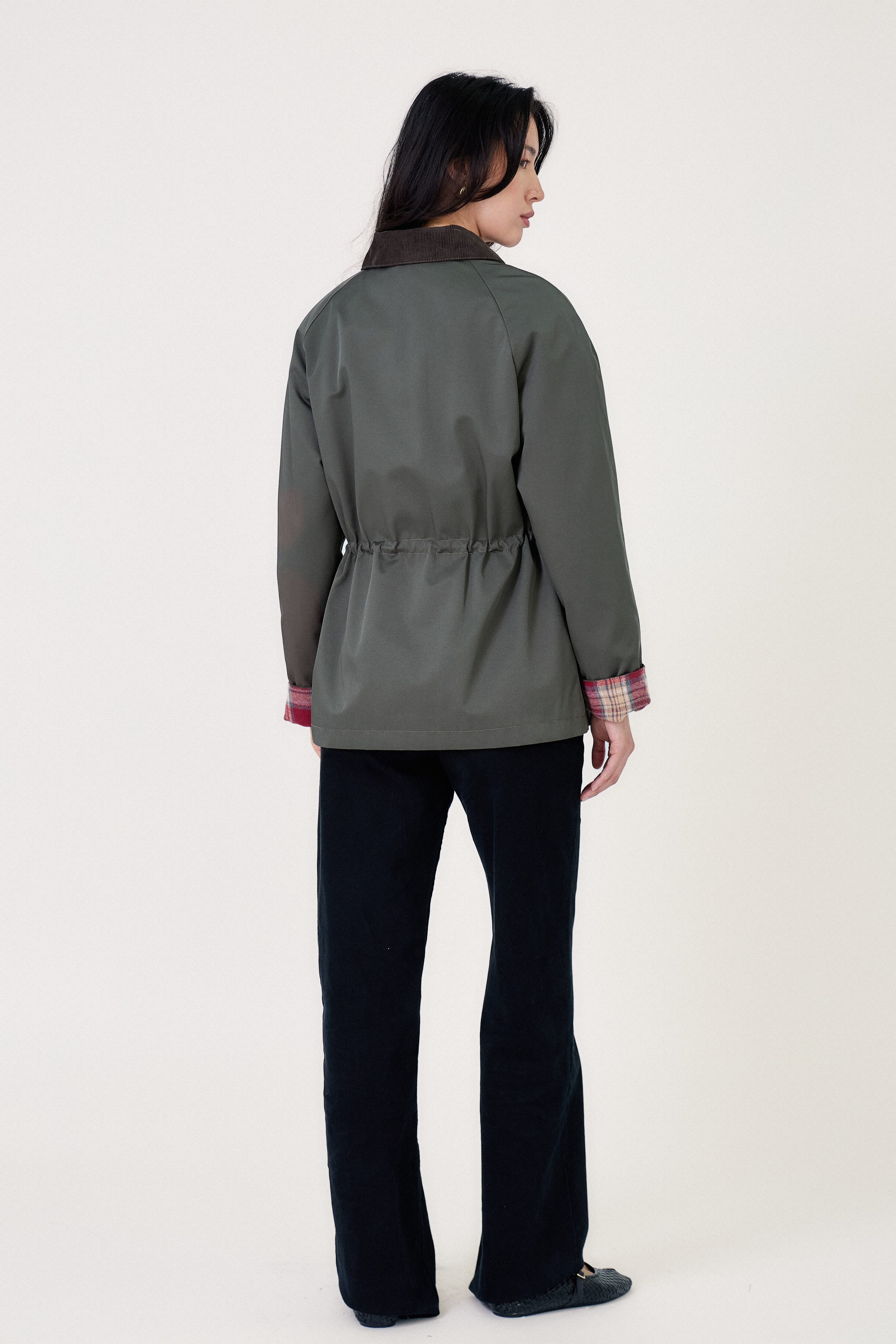 Veste barbour femme Escandelle – vue de dos – matière déperlante et coupe droite élégante
#couleur_kaki