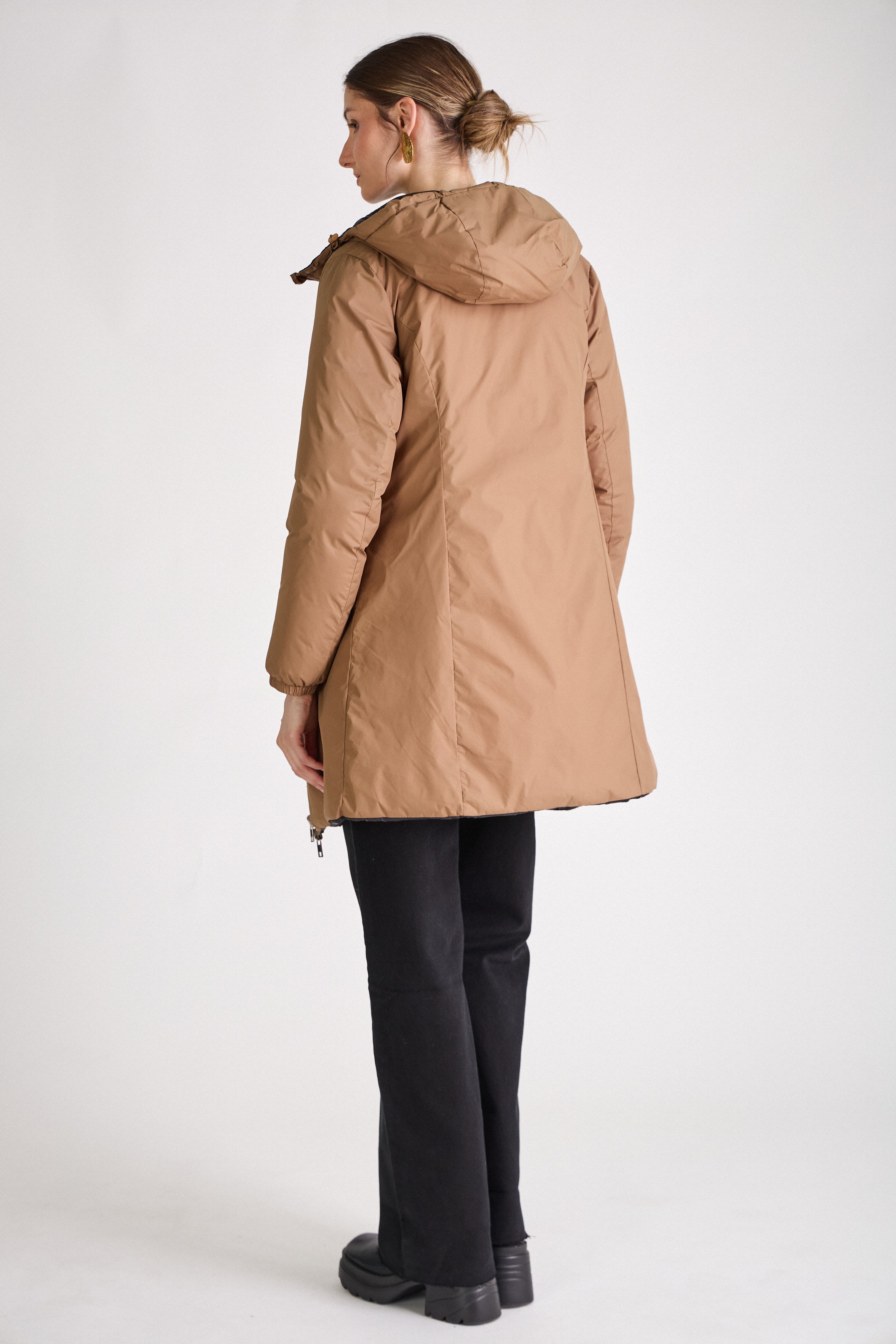 Doudoune SIXTINE Escandelle – doudoune longue femme taupe réversible noire, coupe droite et élégante.
#couleur_taupe