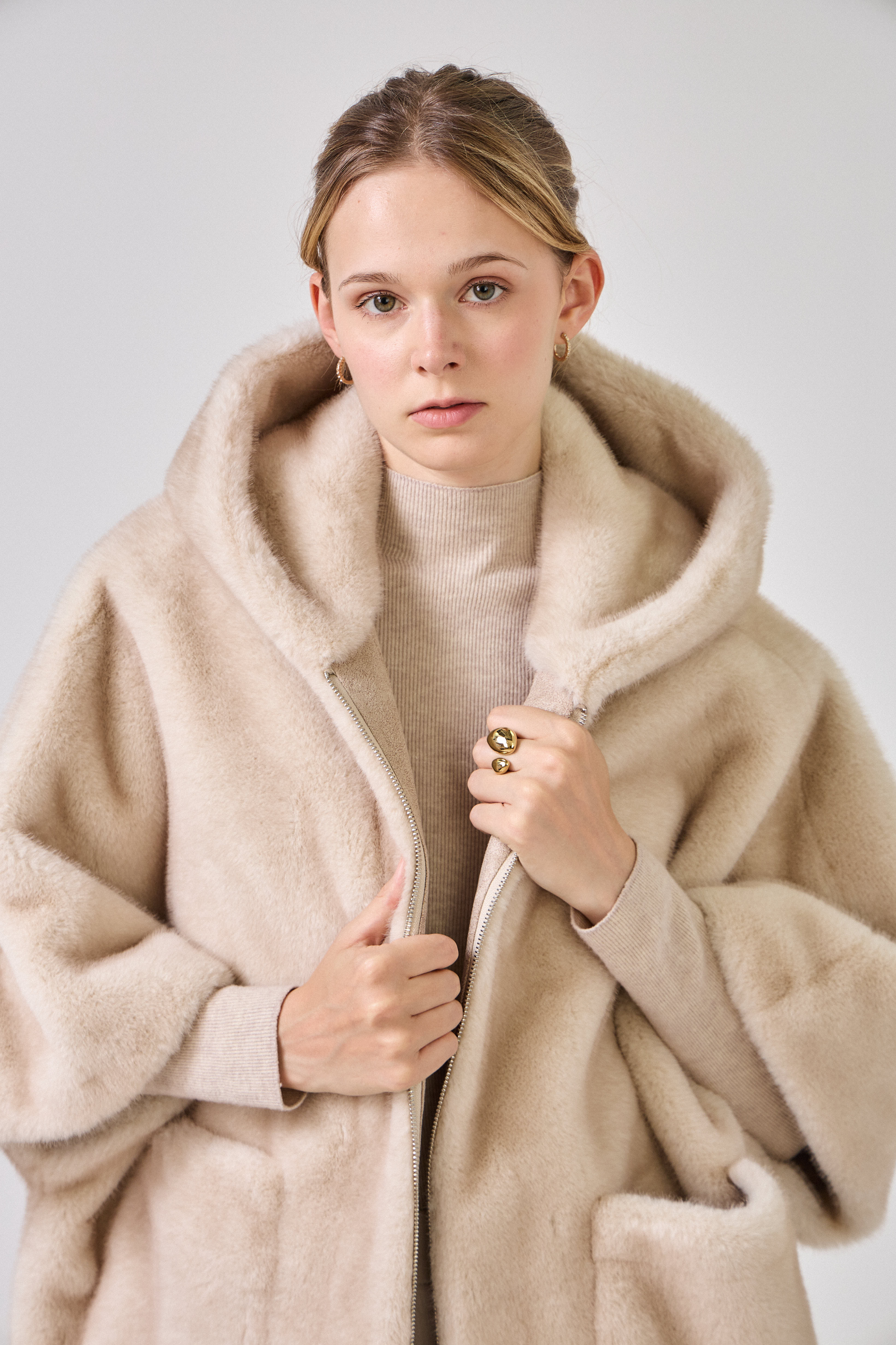 Cape en fausse fourrure ROMIE. Coupe ample, capuche enveloppante et poches latérales. Une pièce chaude, chic et confortable.
#couleur_écru