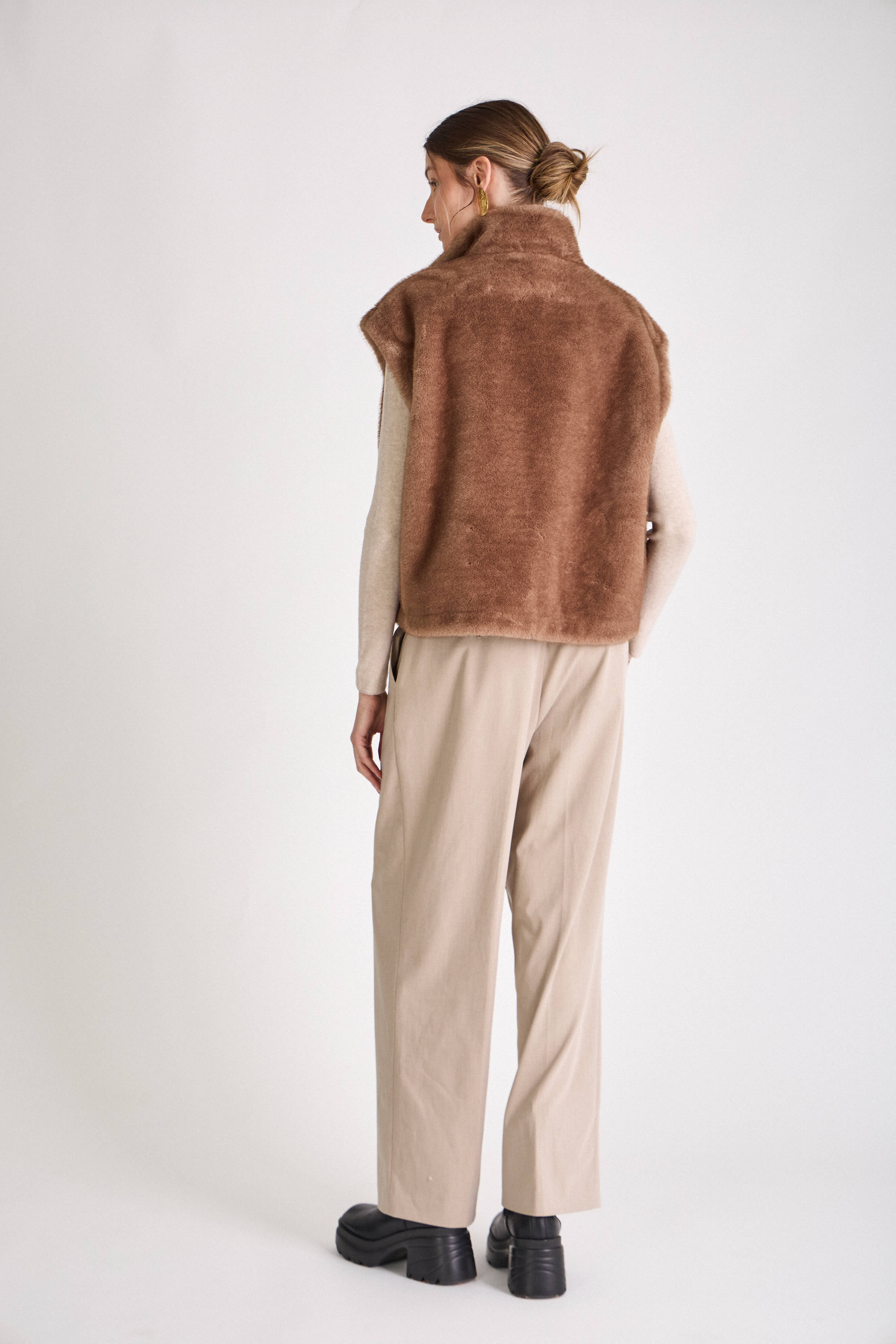 Gilet HELOÏSE Escandelle – dos fluide et matière douce en fausse fourrure taupe haut de gamme
#couleur_taupe