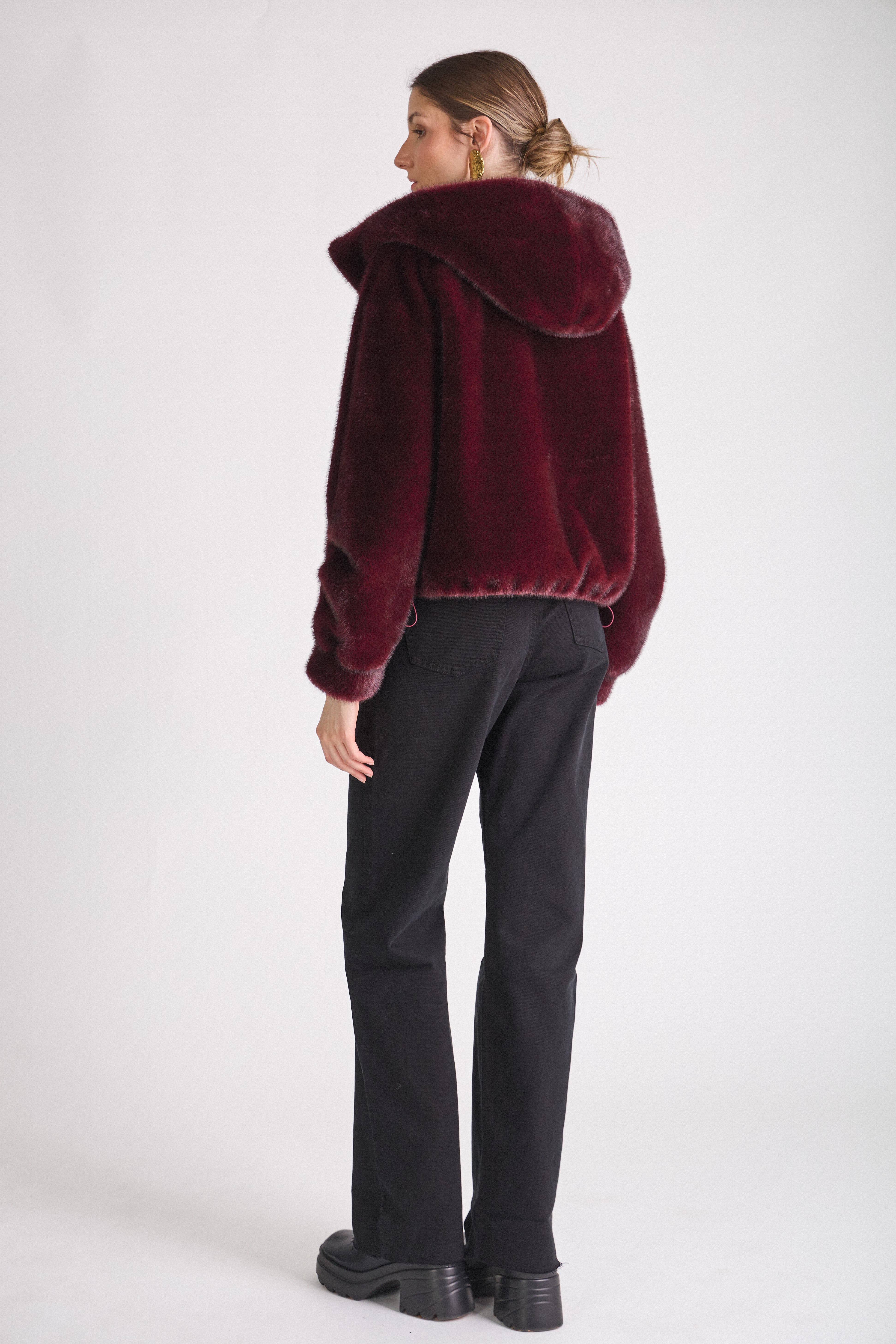 Manteau AMBRE Escandelle en fausse fourrure bordeaux coupe oversize avec capuche et poches plaquées
#couleur_bordeaux