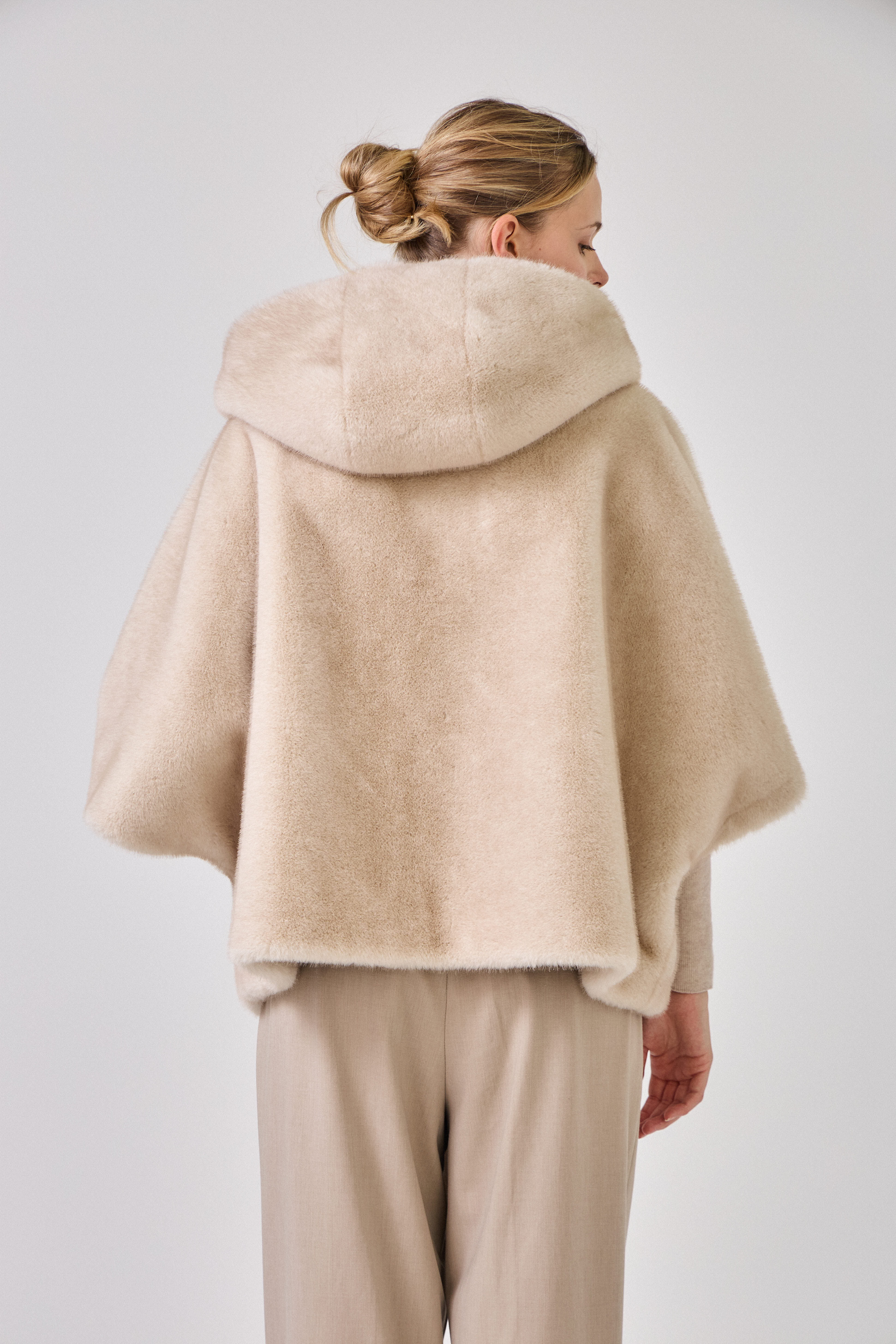 Cape en fausse fourrure ROMIE. Coupe ample, capuche enveloppante et poches latérales. Une pièce chaude, chic et confortable.
#couleur_écru