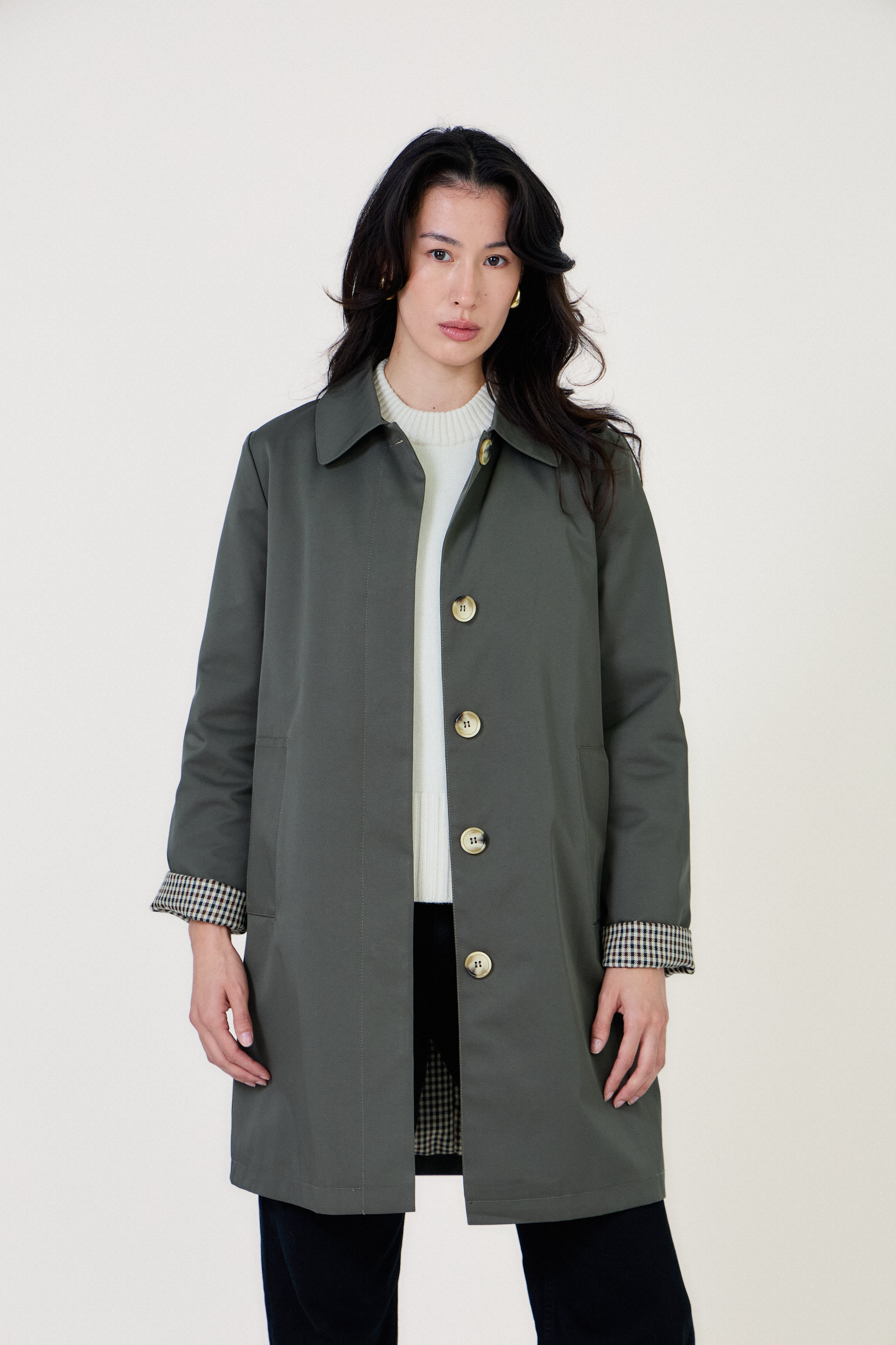 Trench LESLEY Escandelle – vue de face – matière déperlante kaki et doublure petits carreaux
#couleur_kaki