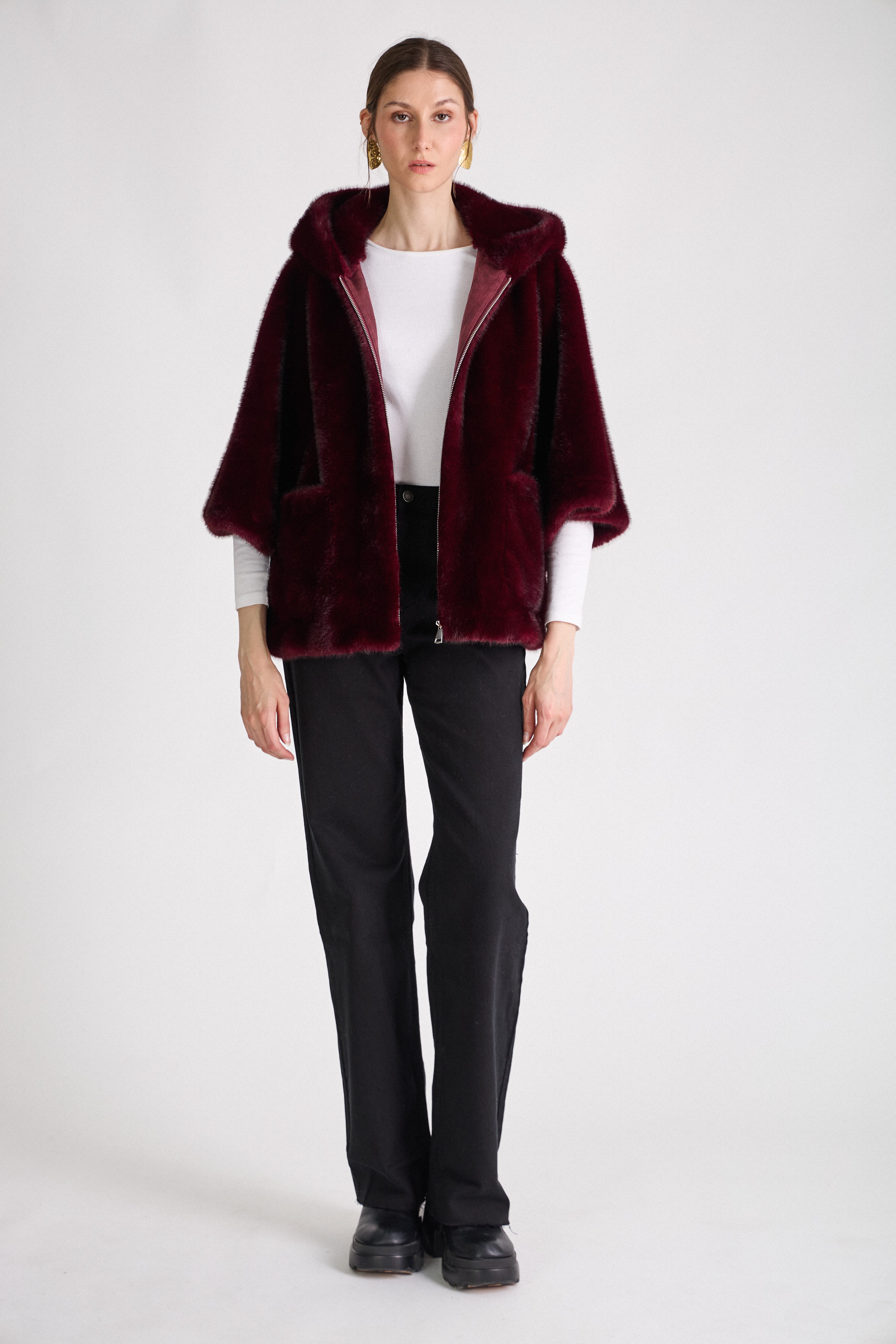 Cape en fausse fourrure ROMIE. Coupe ample, capuche enveloppante et poches latérales. Une pièce chaude, chic et confortable.
#couleur_bordeaux