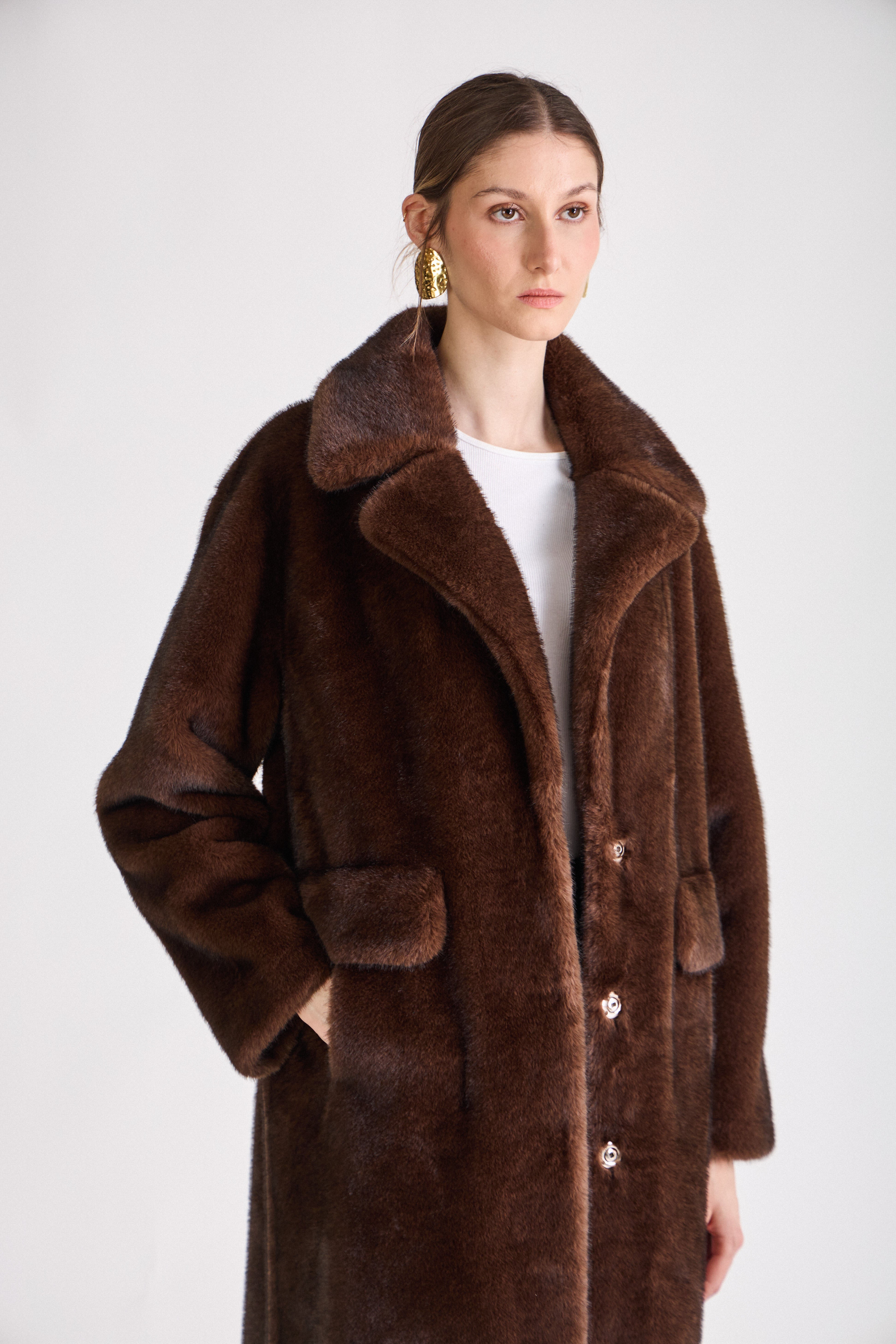 fourrure oversize longue chic col à revers, fermeture à boutons pression, poches à rabats, couleur choco
#couleur_choco