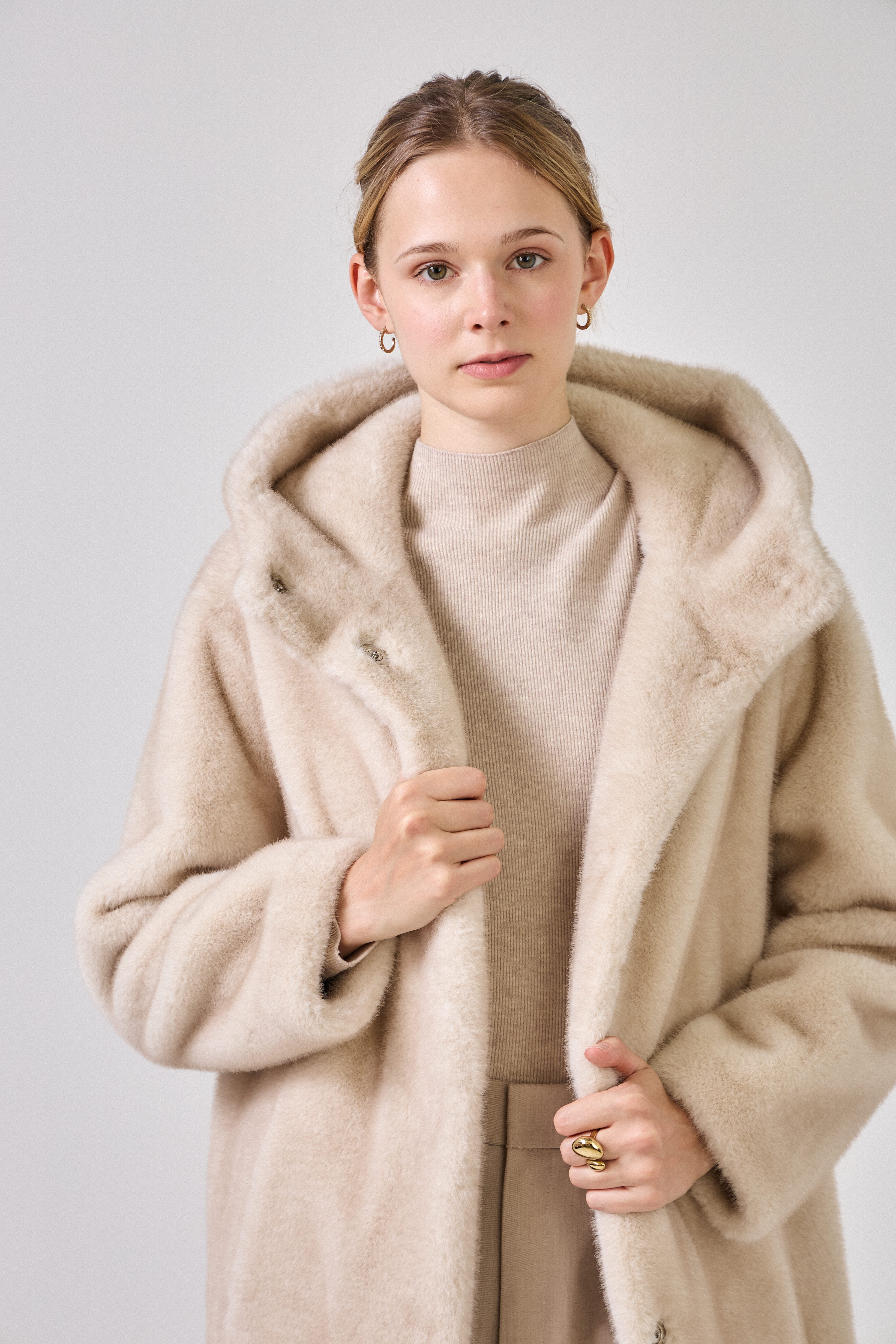 Manteau long en fausse fourrure écru Escandelle, coupe droite élégante avec col enveloppant
#couleur_écru