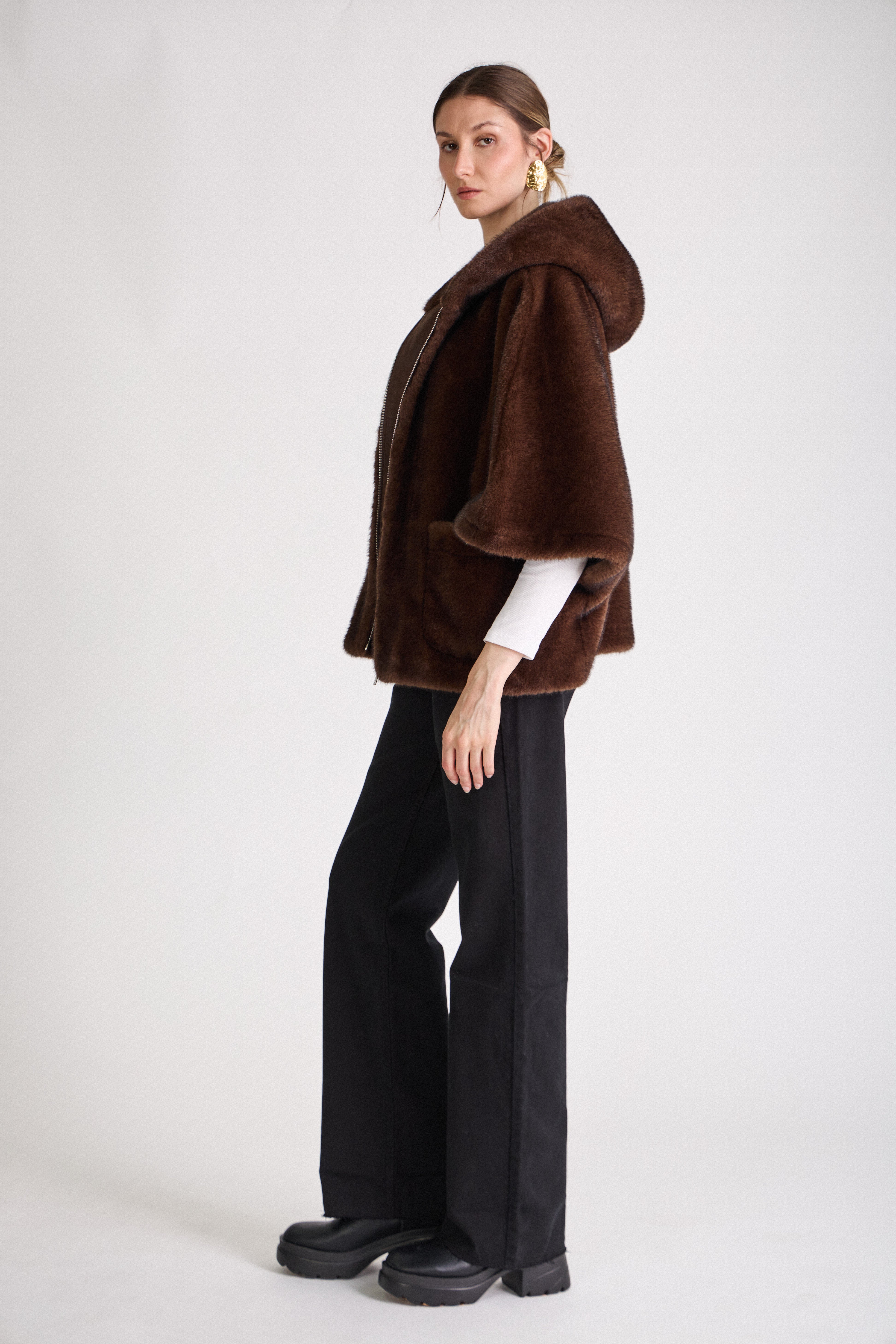 Cape en fausse fourrure ROMIE. Coupe ample, capuche enveloppante et poches latérales. Une pièce chaude, chic et confortable.
#couleur_choco