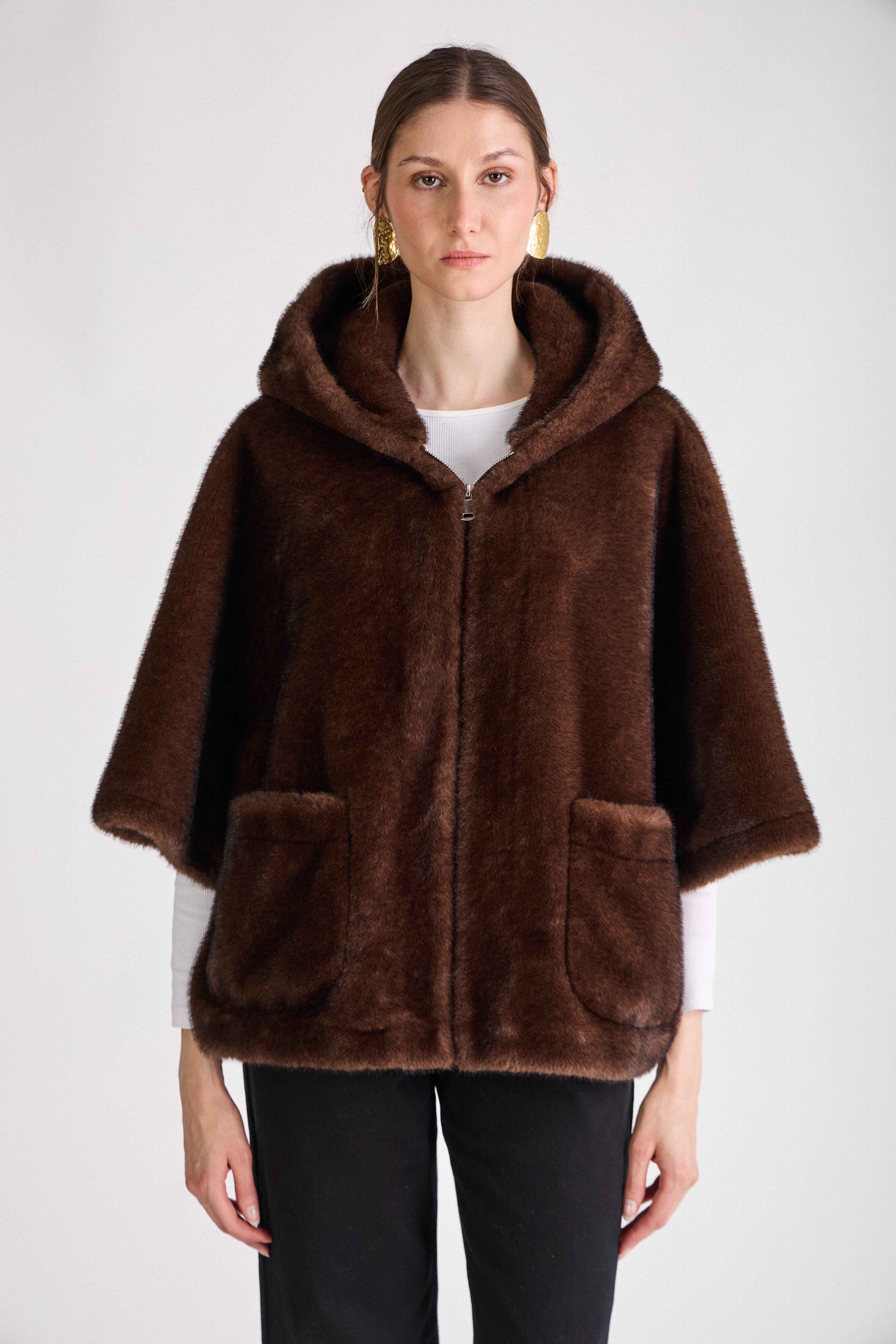 Cape en fausse fourrure ROMIE. Coupe ample, capuche enveloppante et poches latérales. Une pièce chaude, chic et confortable.
#couleur_choco