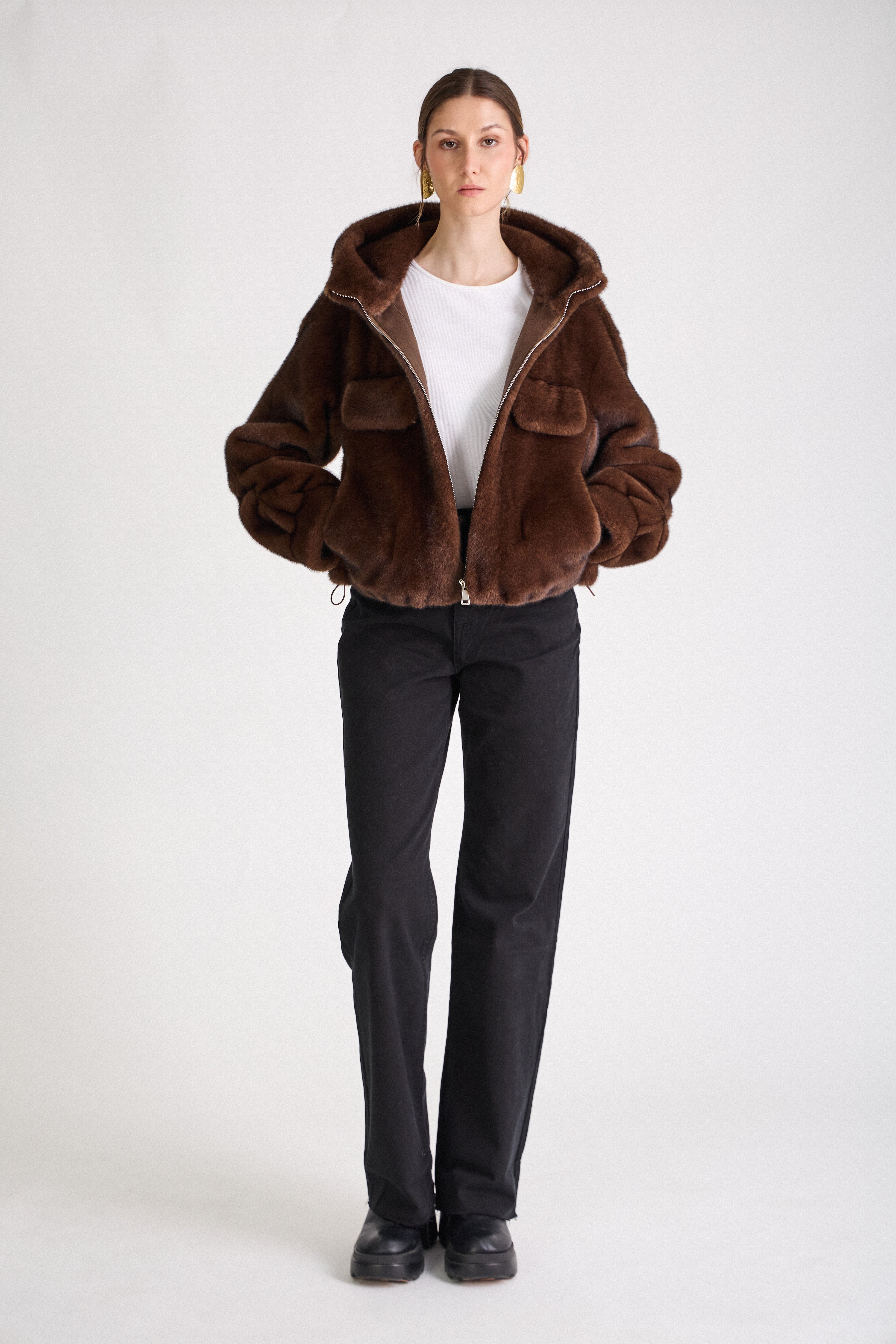 Manteau AMBRE Escandelle en fausse fourrure choco, coupe oversize avec capuche et poches plaquées
#couleur_choco