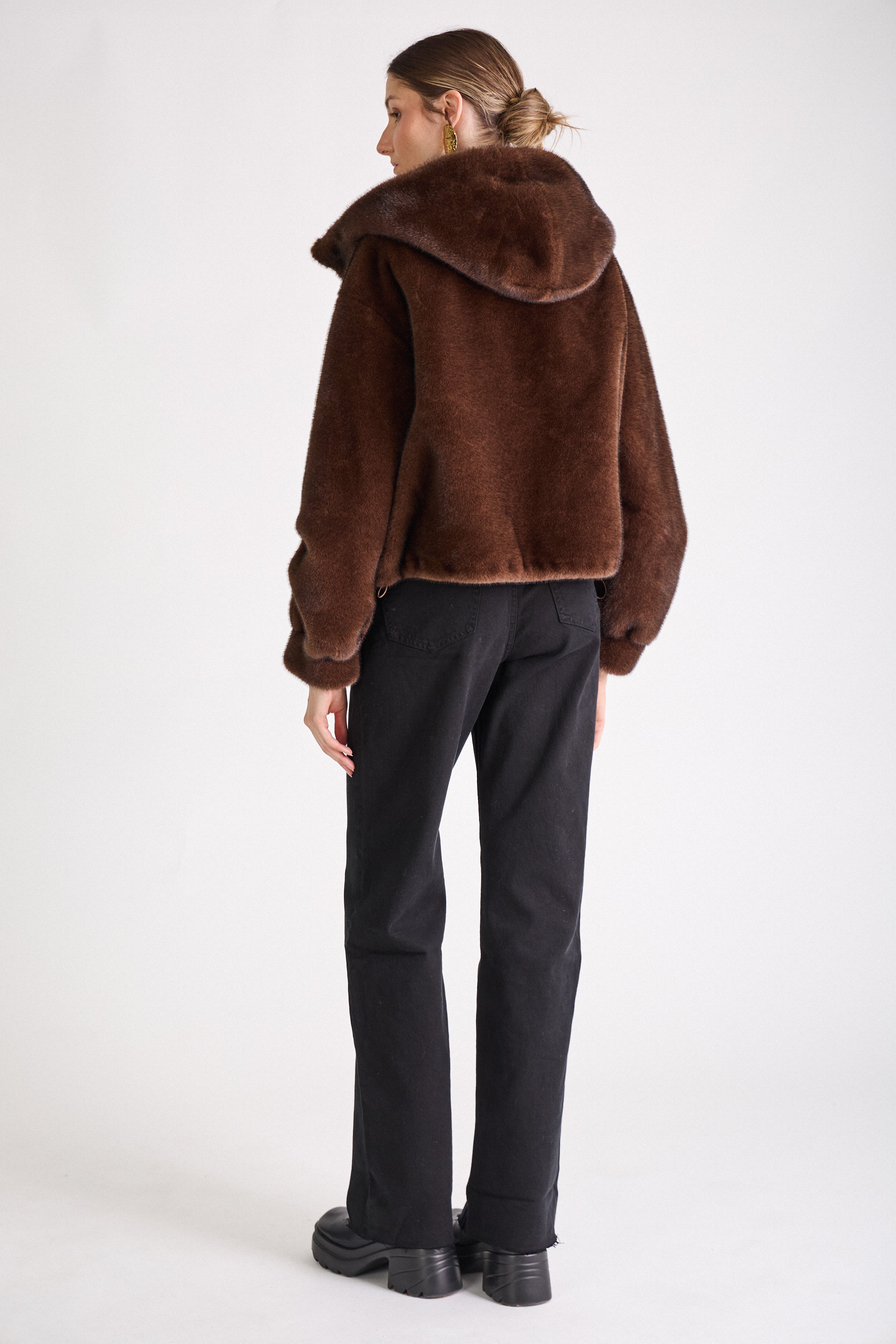 Manteau AMBRE Escandelle – dos lisse et tombé fluide en fausse fourrure choco soyeuse
#couleur_choco