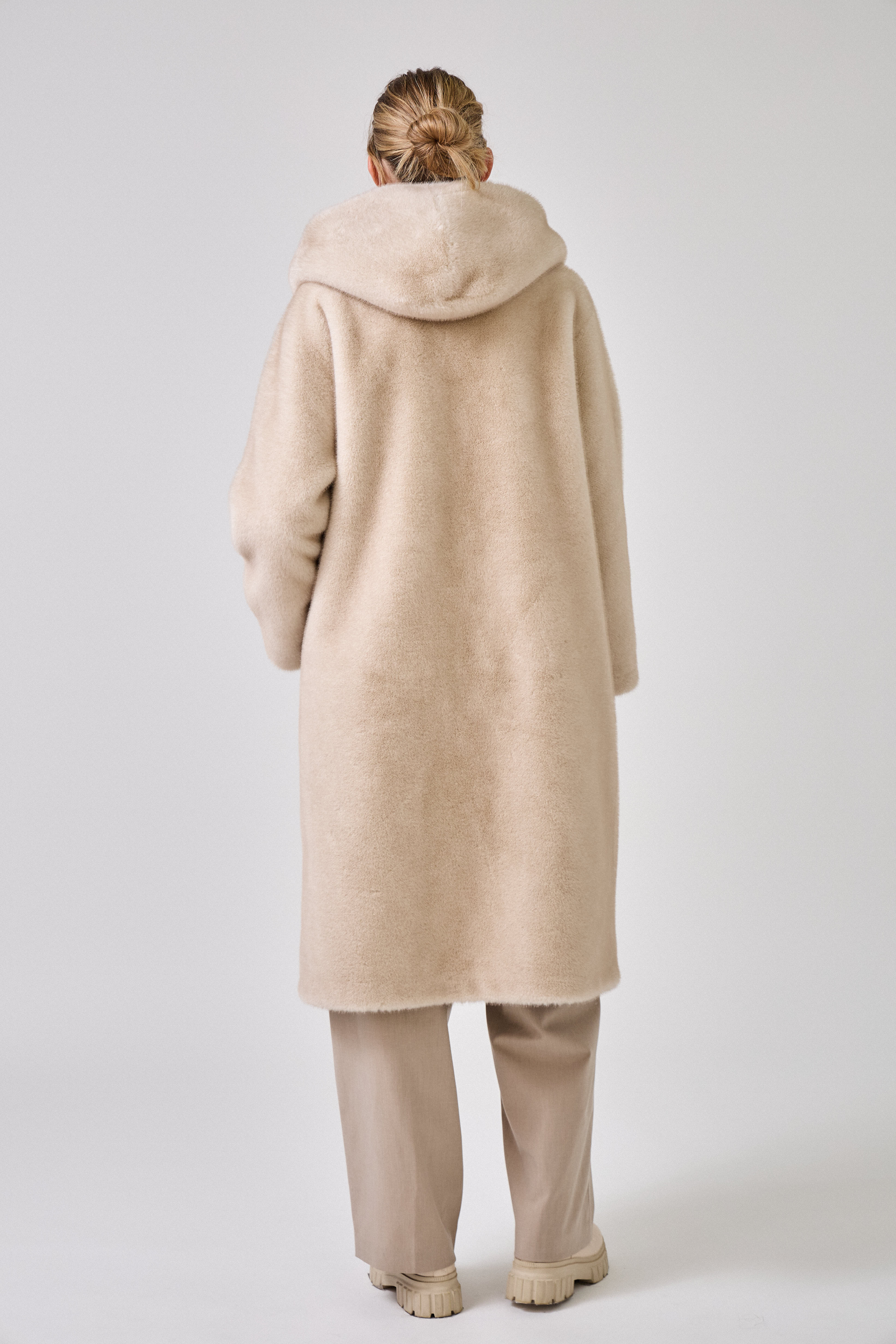 Manteau long en fausse fourrure écru Escandelle, coupe droite élégante avec col enveloppant
#couleur_écru