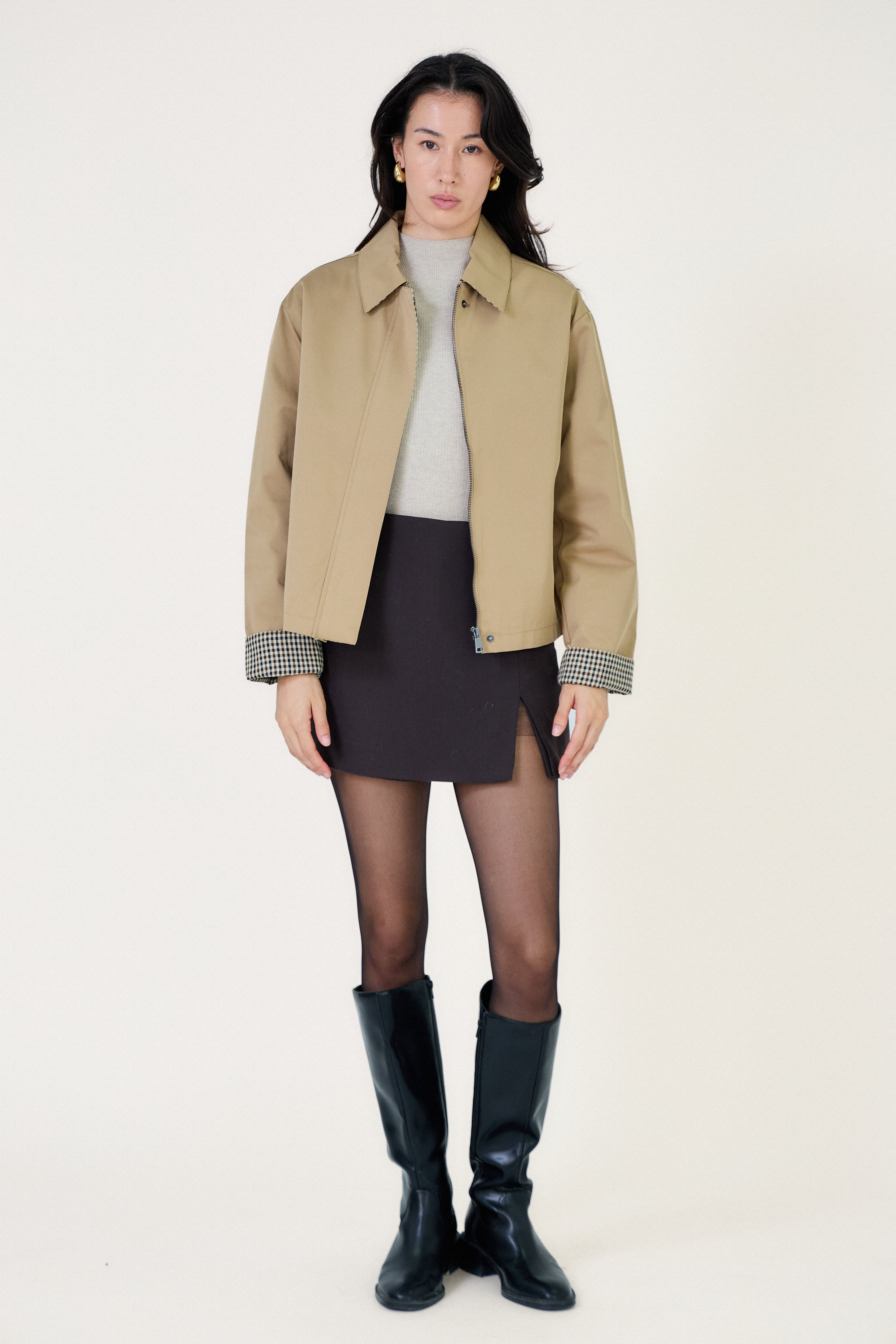 Veste courte JOE Escandelle beige – vue de face – col chemise et revers à petits carreaux pour un style chic
#couleur_beige