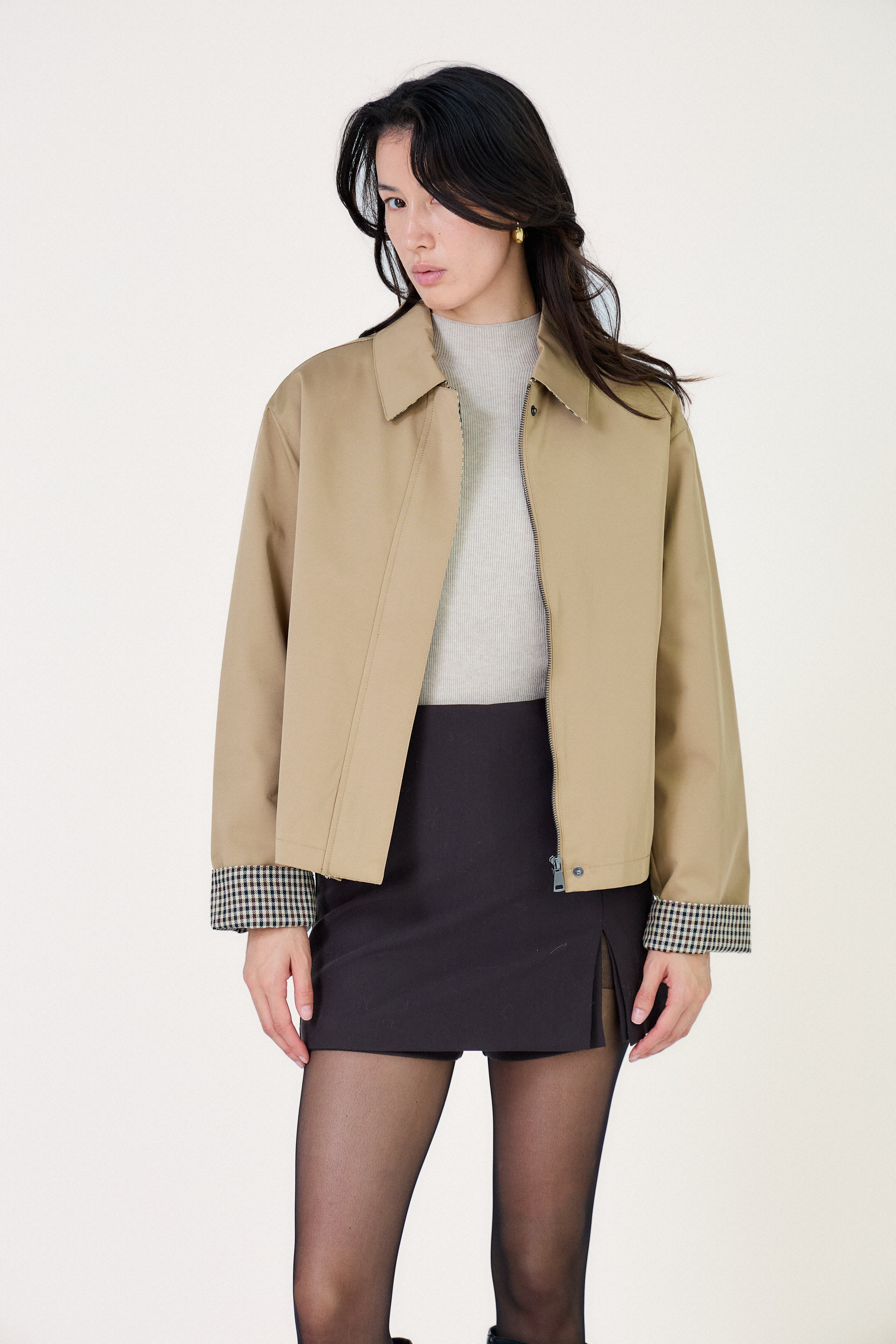 Veste courte JOE Escandelle beige – vue de face – col chemise et revers à petits carreaux pour un style chic - matière déperlante
#couleur_beige