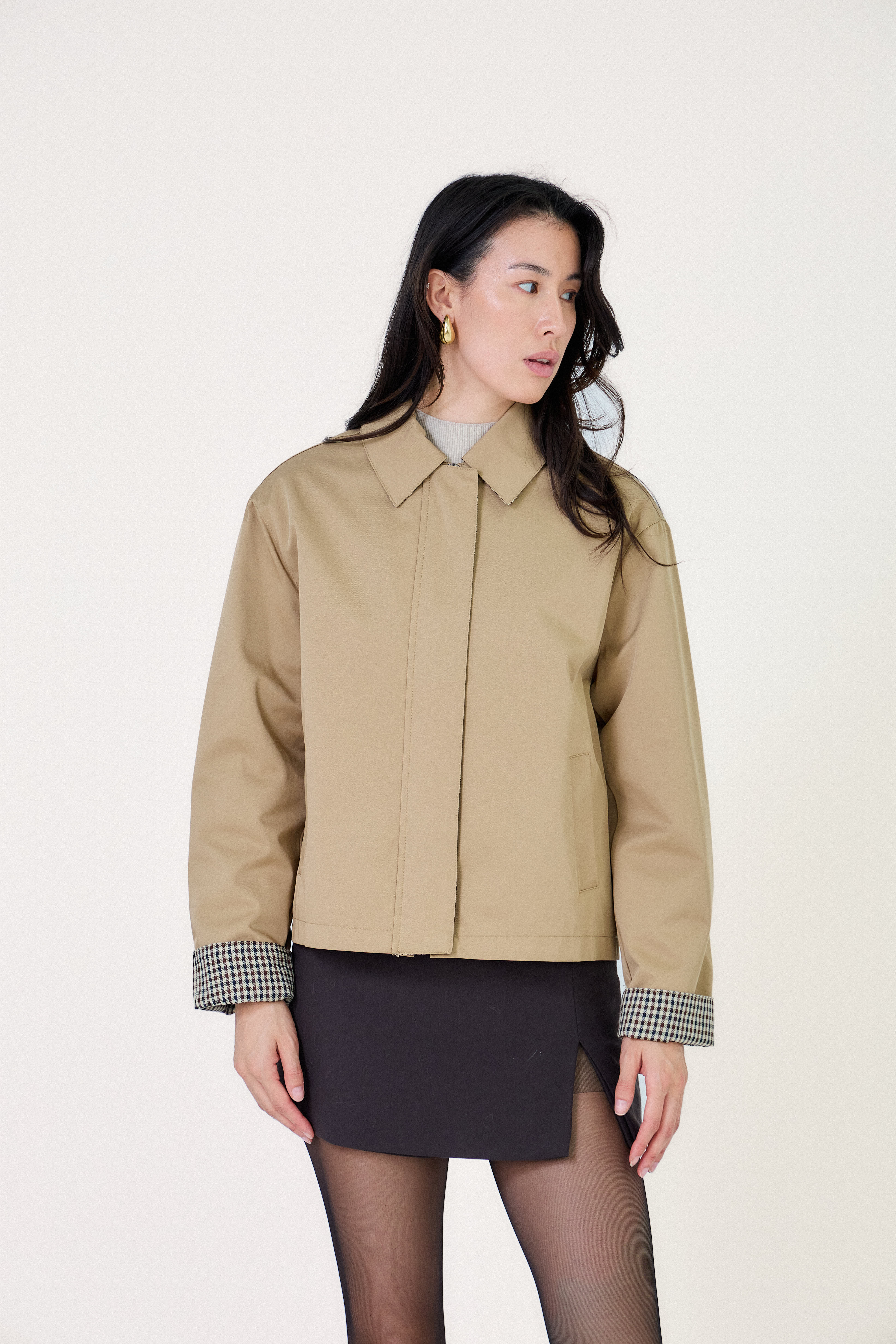 Veste courte JOE Escandelle beige – vue trois-quarts – look chic parisien automne
#couleur_beige