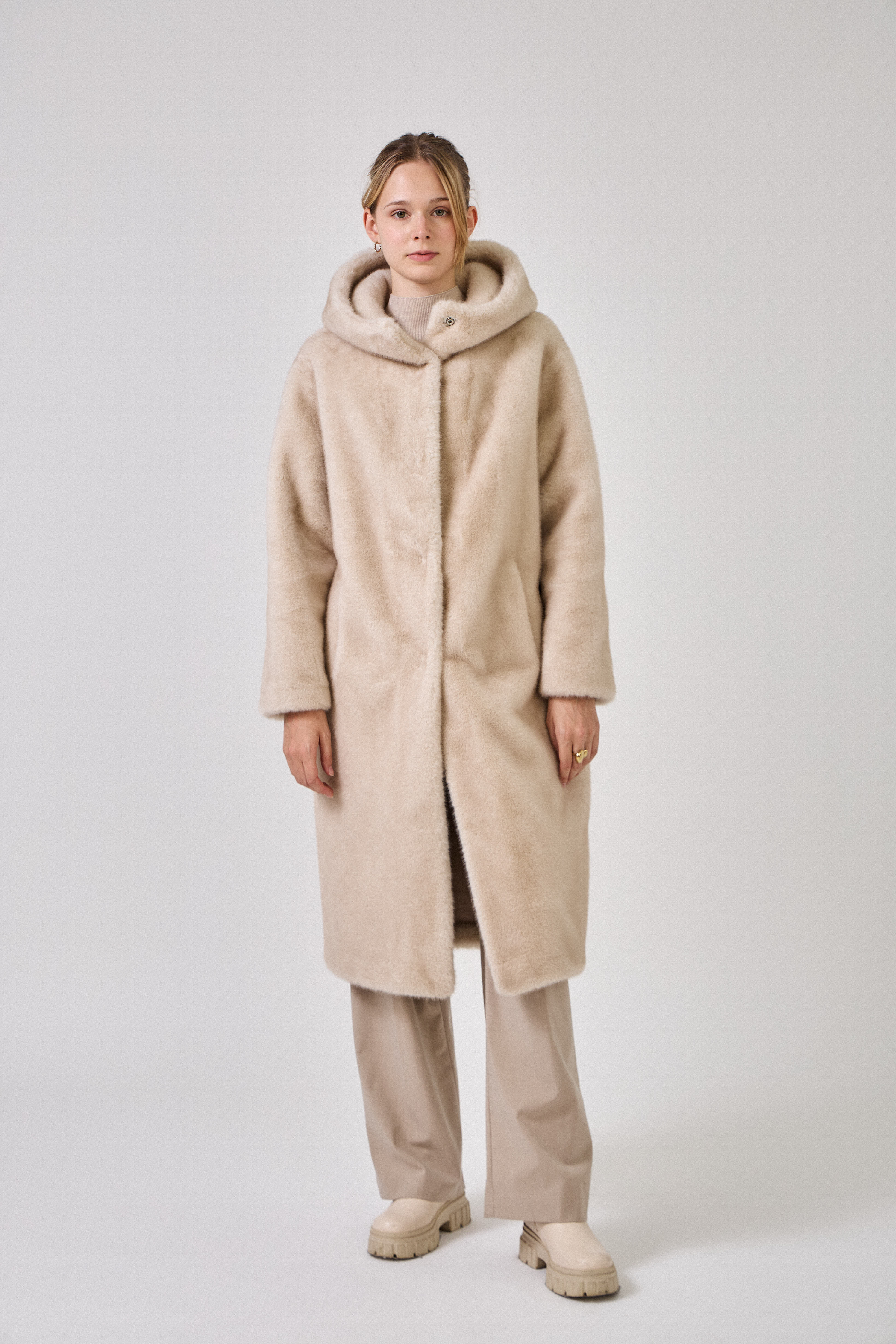 Manteau long en fausse fourrure écru Escandelle, coupe droite élégante avec col enveloppant
#couleur_écru