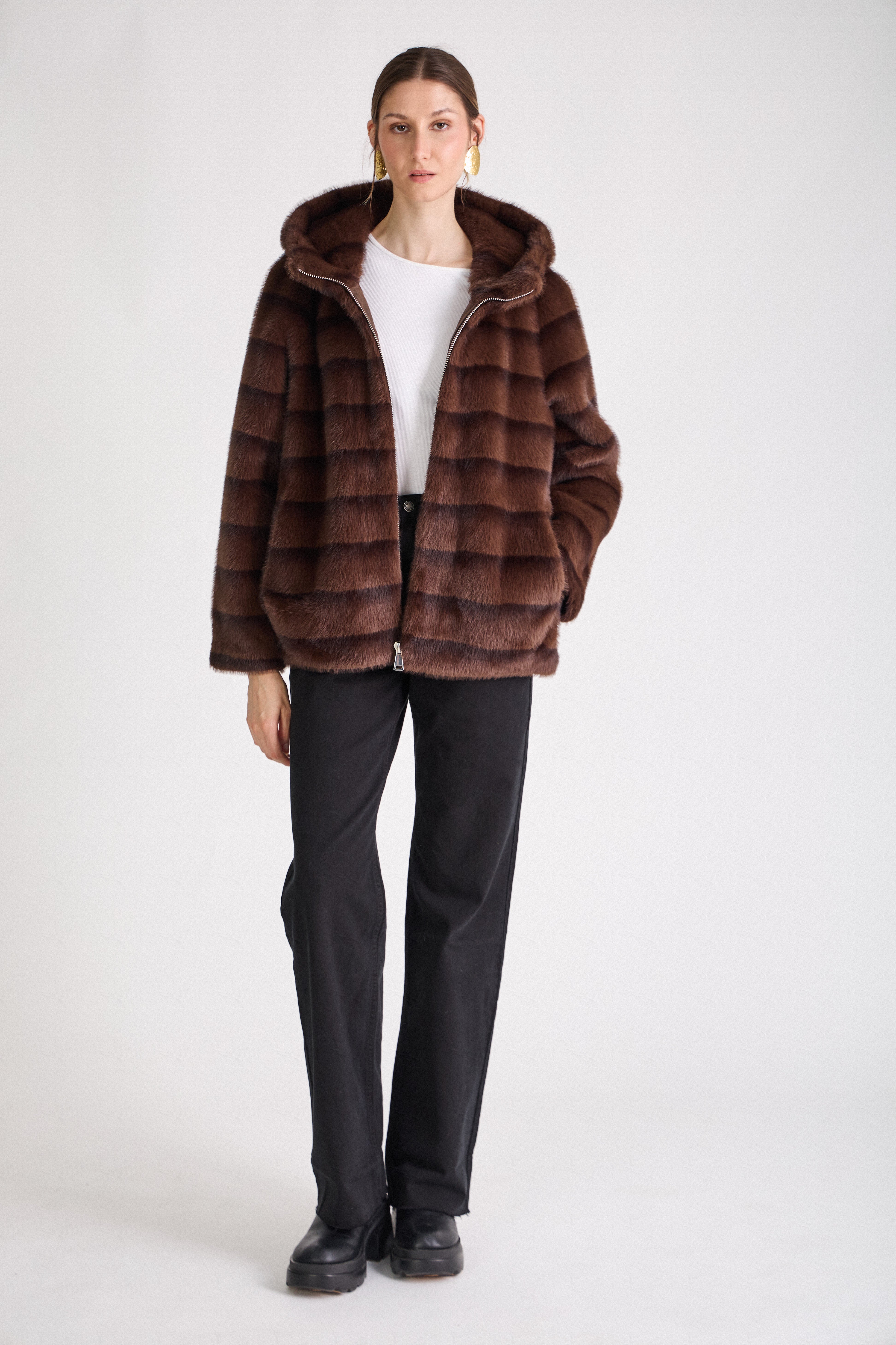 Manteau fausse fourrure beige rayée Escandelle ODESSA – vue de face studio – capuche douce et coupe droite élégante - coupe ample cocon
#couleur_choco