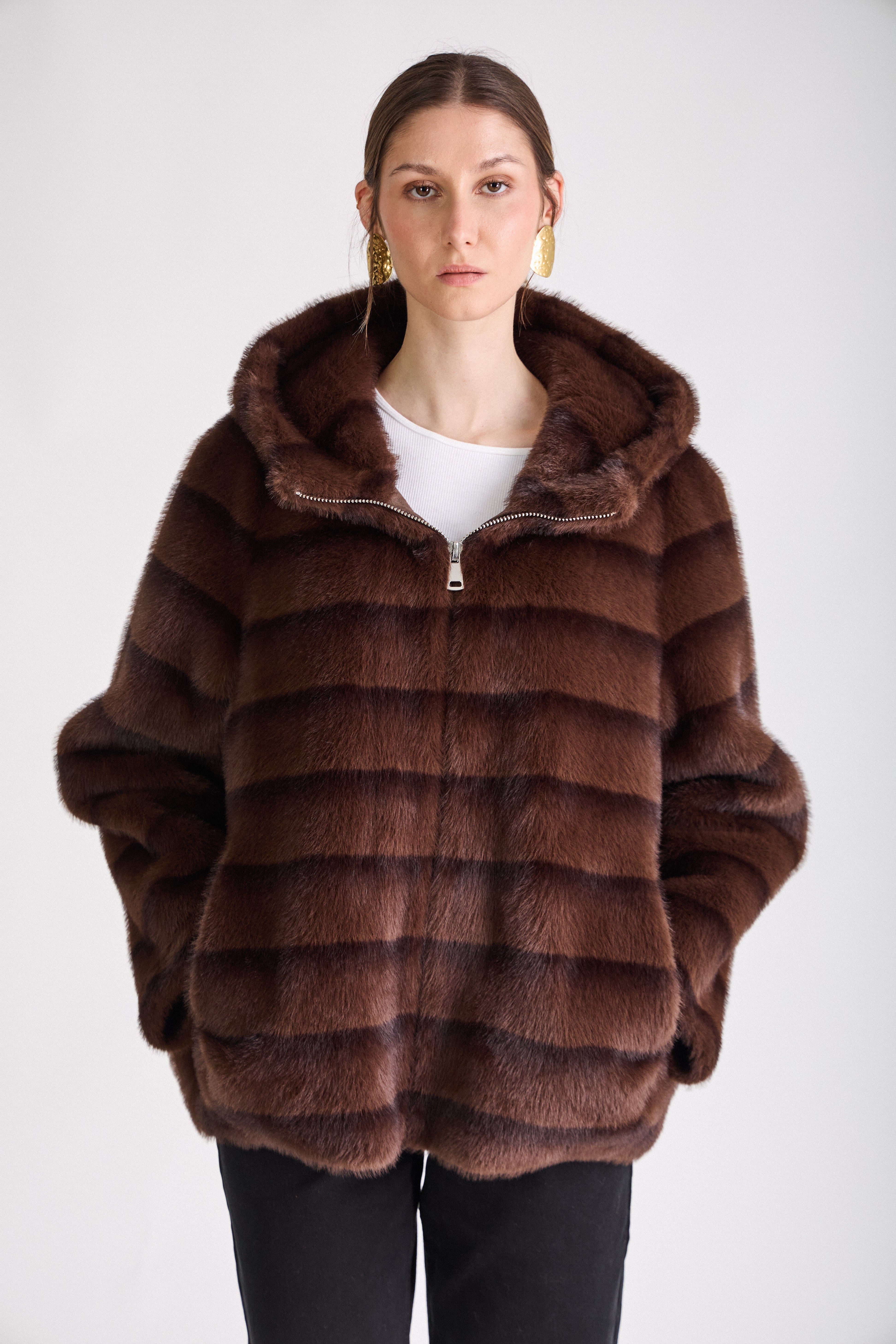 Manteau fausse fourrure choco rayée Escandelle ODESSA – vue de face studio – capuche douce et coupe droite élégante
#couleur_choco