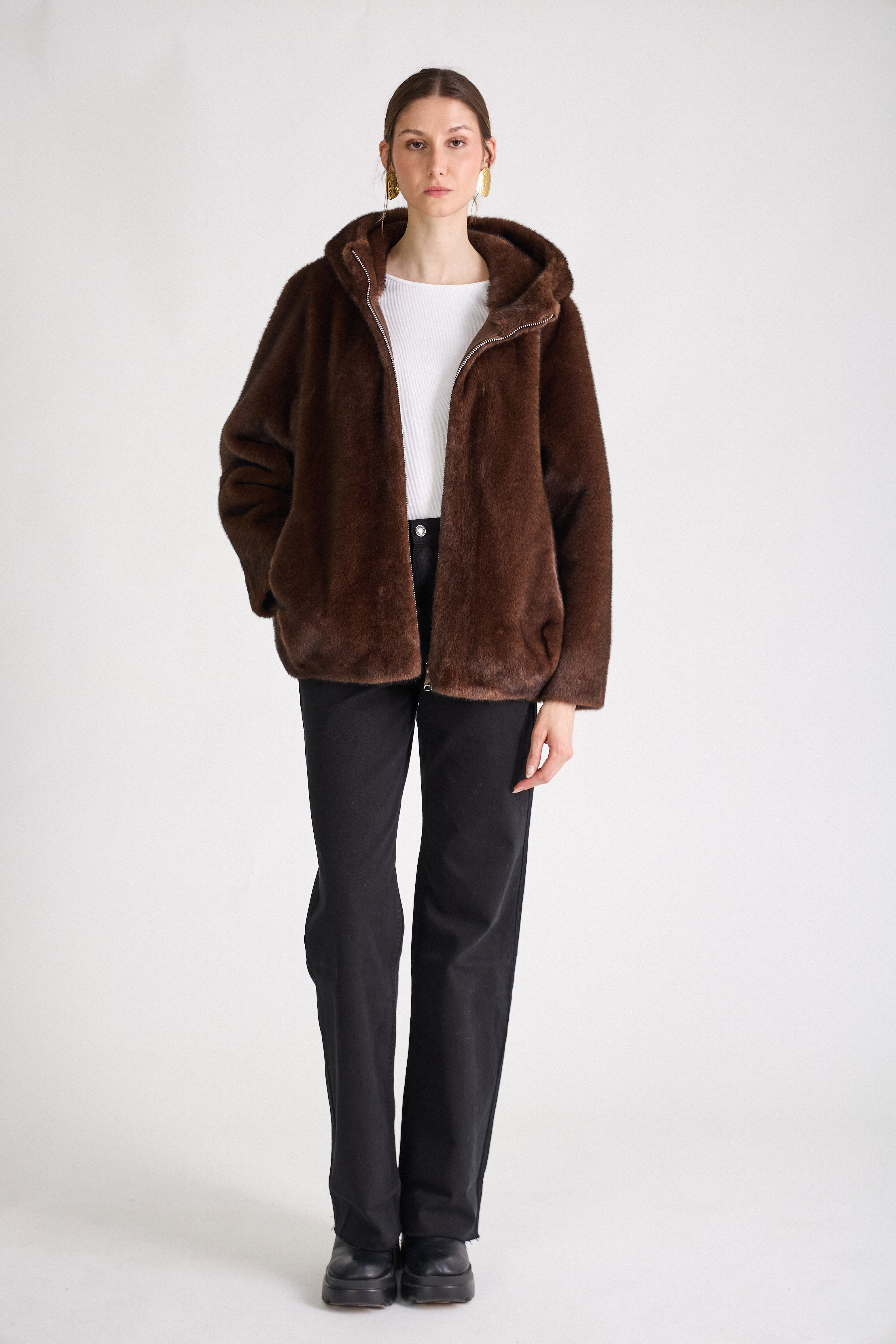 Manteau femme ROSY en fausse fourrure chocolat – vue de face – coupe cocon avec capuche et fermeture zippée Escandelle Paris - parfait pour l'hiver
#couleur_choco