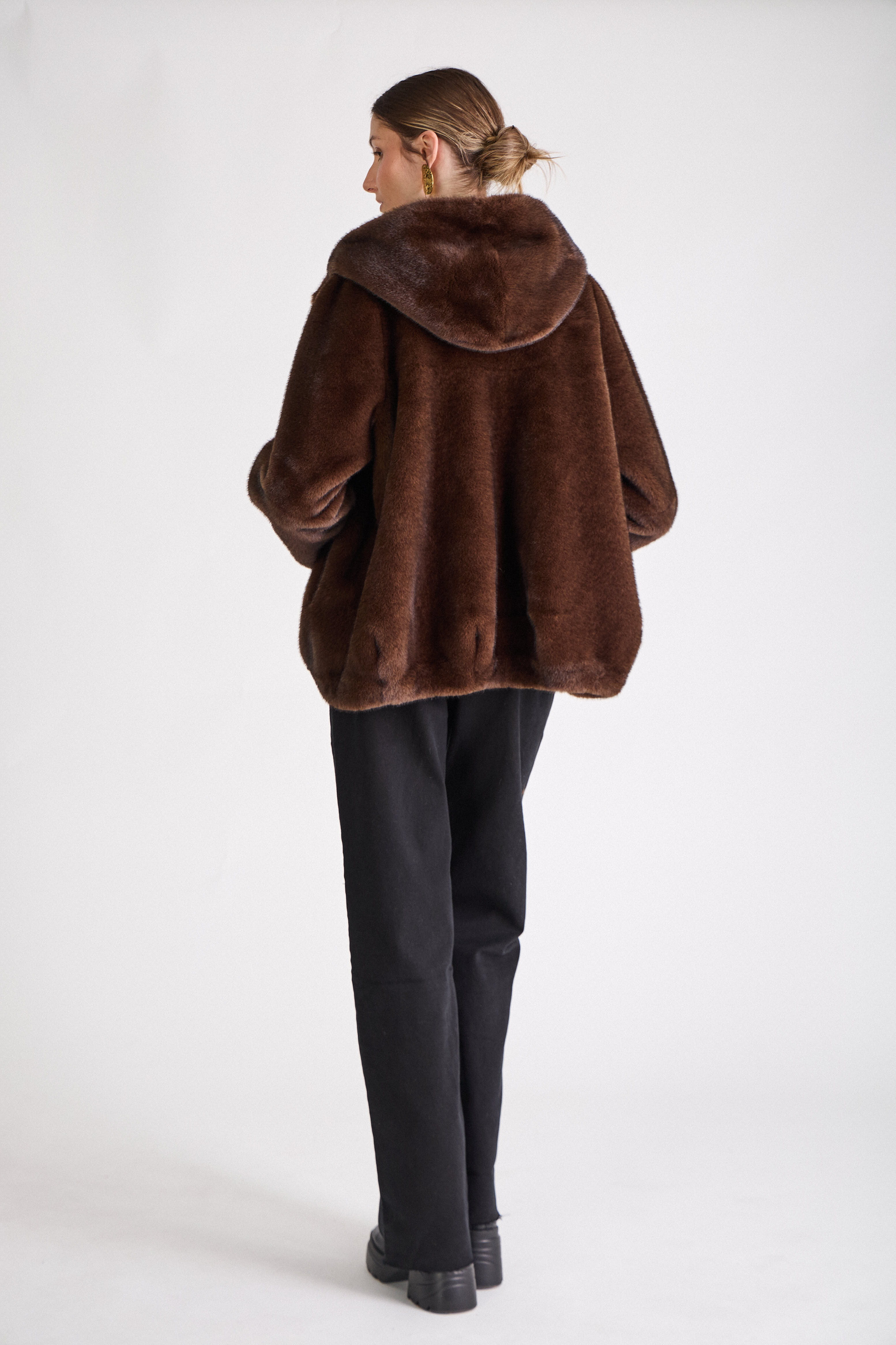 Manteau femme ROSY en fausse fourrure chocolat – vue de dos – coupe ample cocon avec capuche Escandelle Paris
#couleur_choco