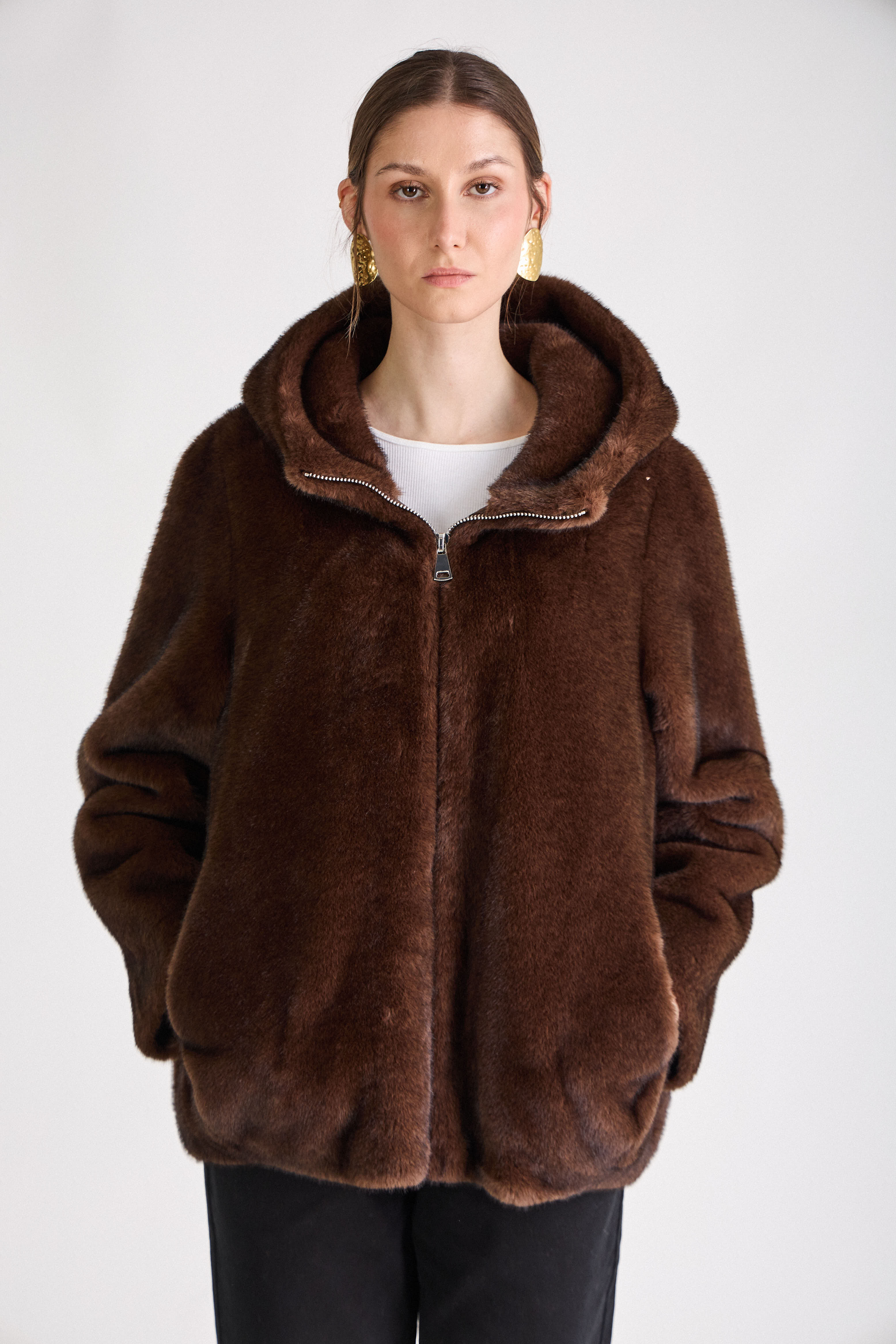 Manteau femme ROSY Escandelle – vue trois-quarts – fausse fourrure chocolat, capuche et poches latérales
#couleur_choco