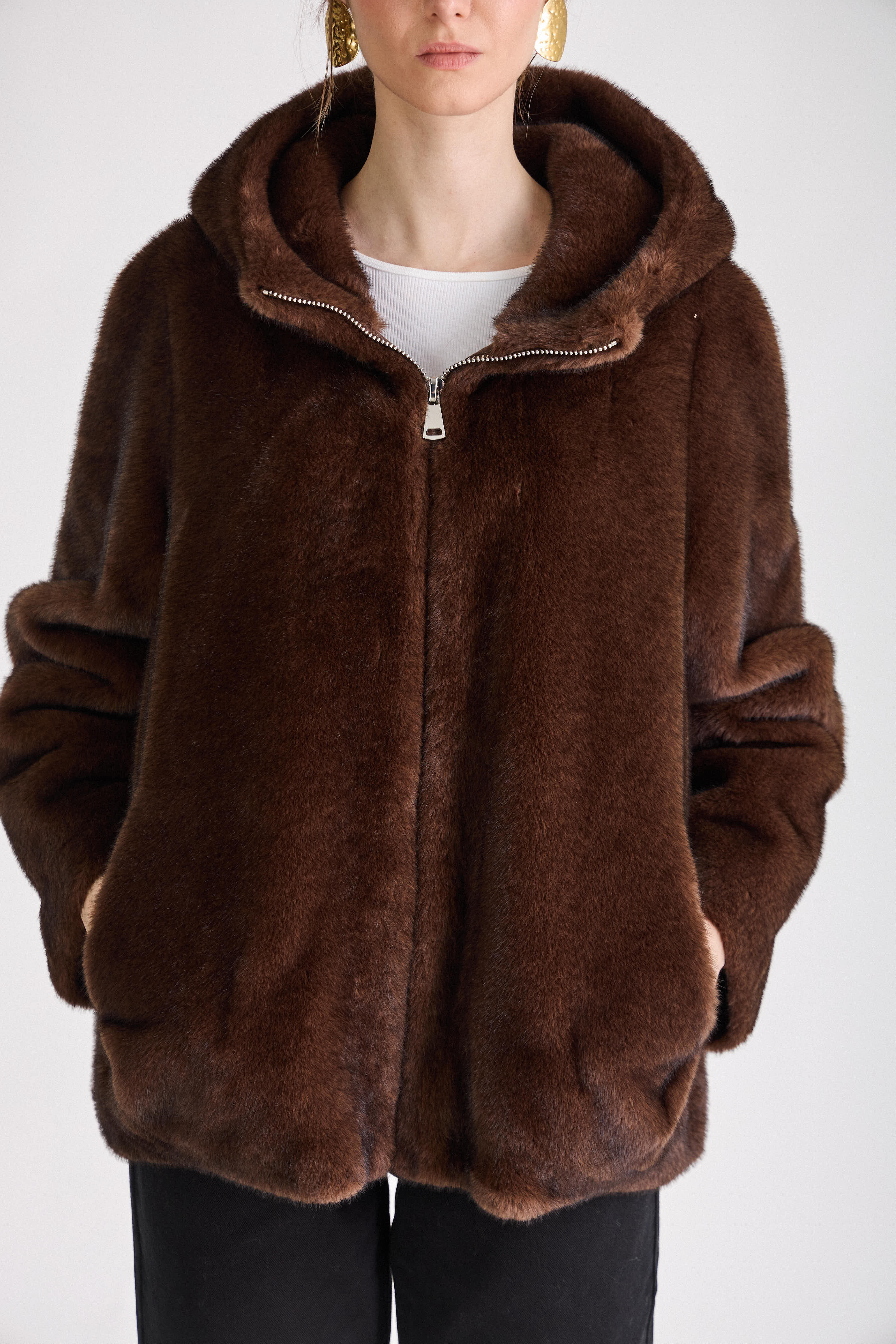 Texture douce et épaisse de la fausse fourrure chocolat du manteau ROSY Escandelle - manteau femme douce et élégant pour l'hiver
#couleur_choco