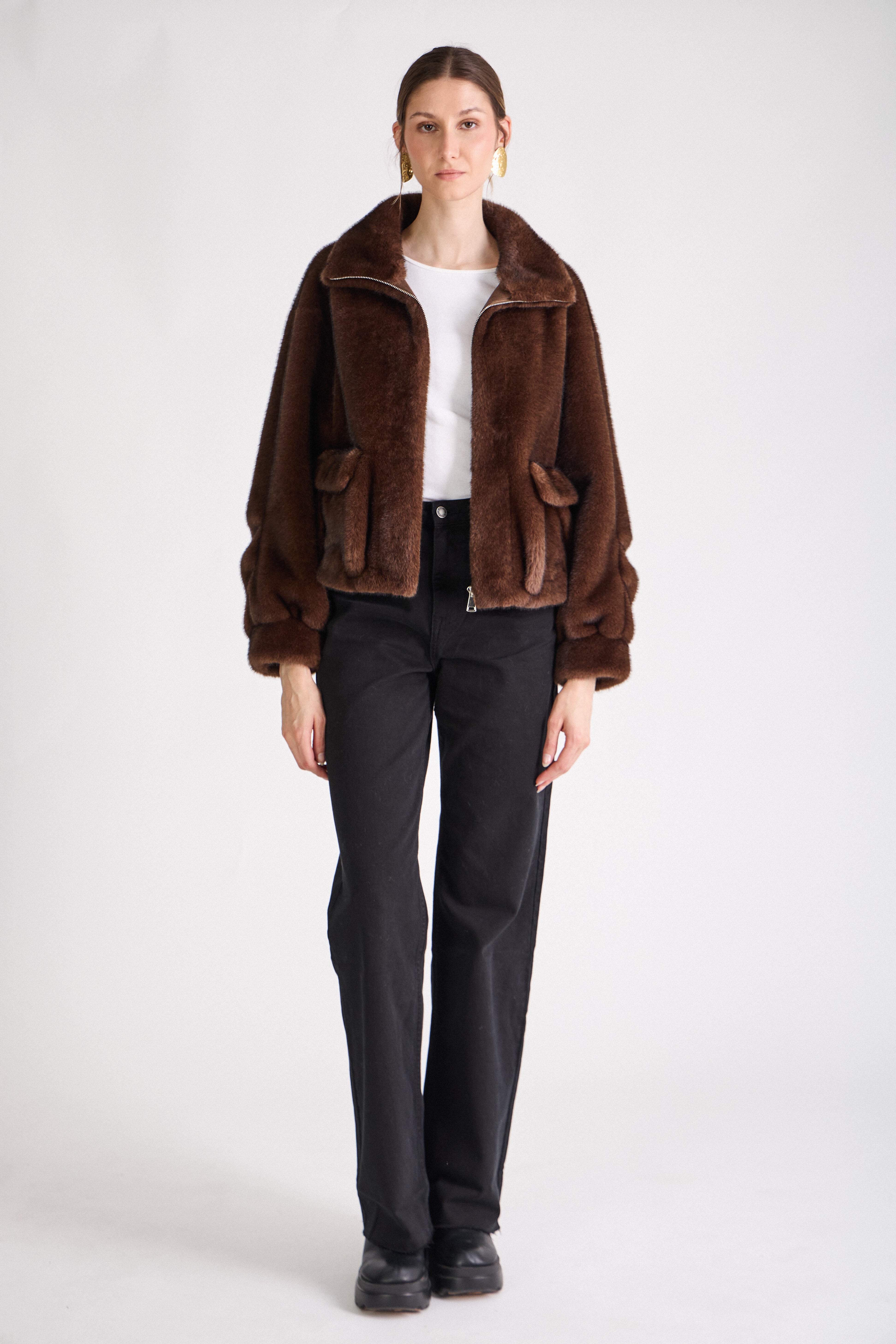 Mannequin femme portant le manteau OLIVIA en fausse fourrure chocolat Escandelle – vue studio élégante
#couleur_choco