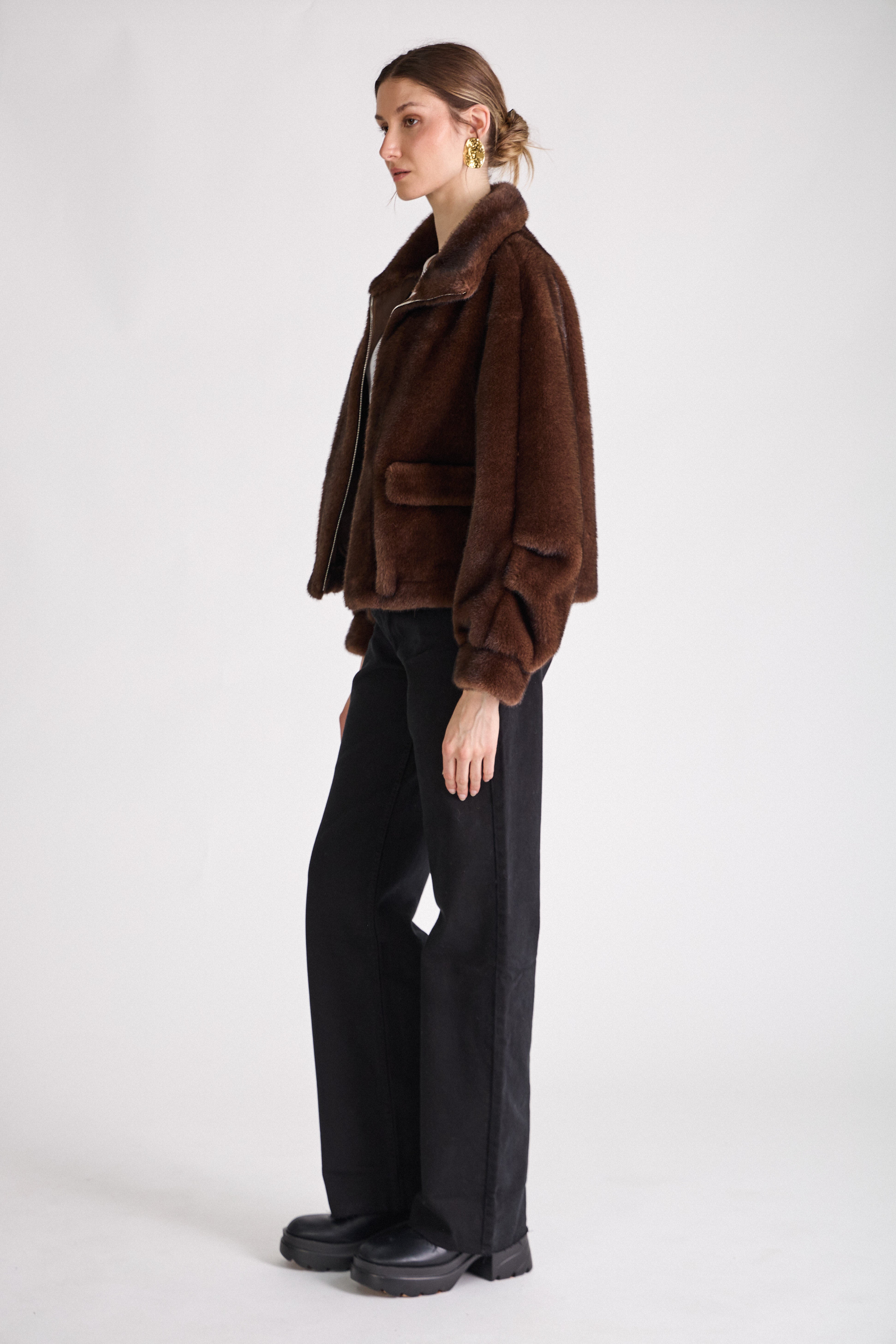 Manteau femme OLIVIA en fausse fourrure chocolat – vue de profil gauche – poches avant et détail manche Escandelle Paris
#couleur_choco