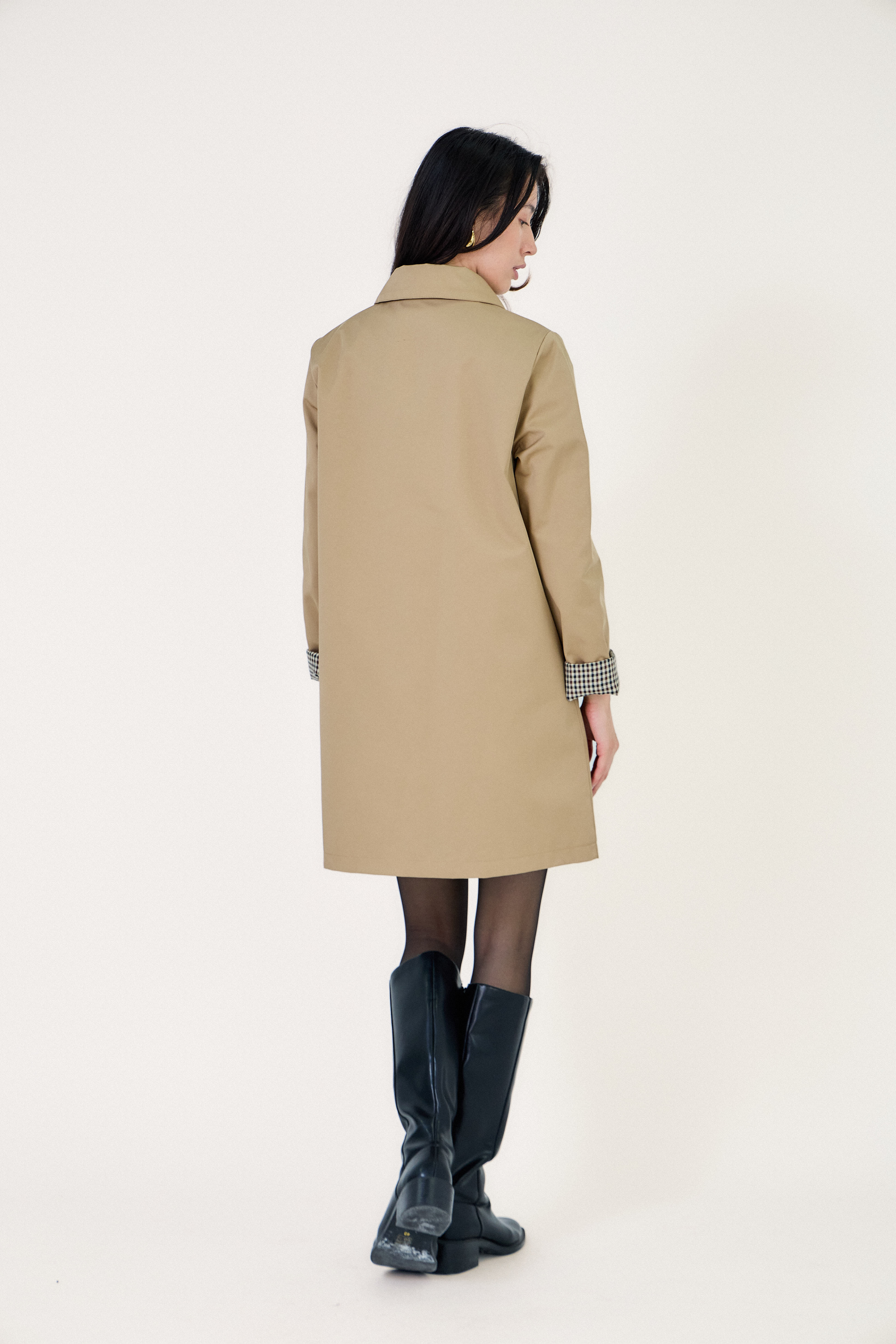 Trench LESLEY Escandelle – vue de dos – matière déperlante marron et coupe longue classique
#couleur_beige