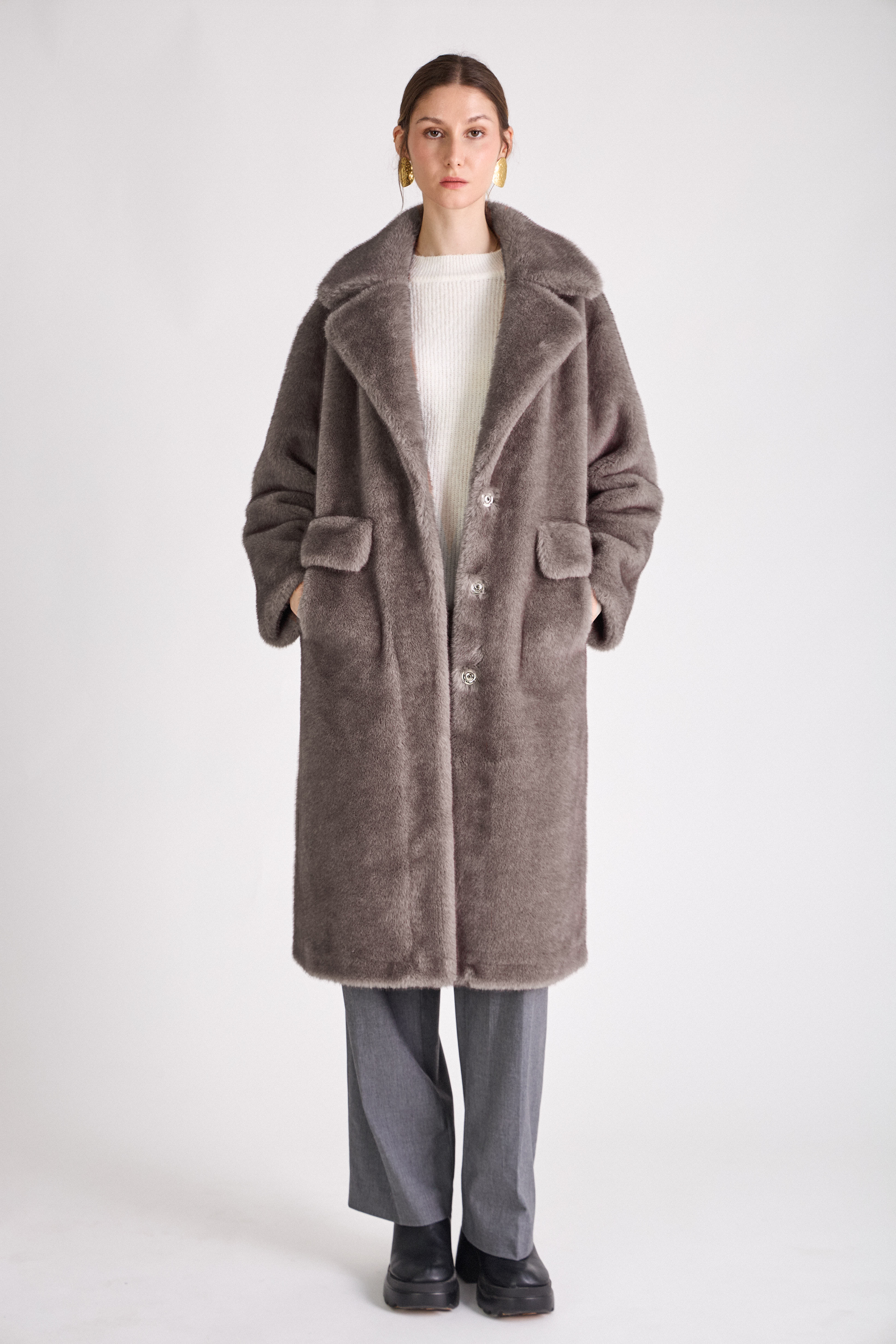 fourrure oversize longue chic col à revers, fermeture à boutons pression, poches à rabats, couleur gris
#couleur_gris