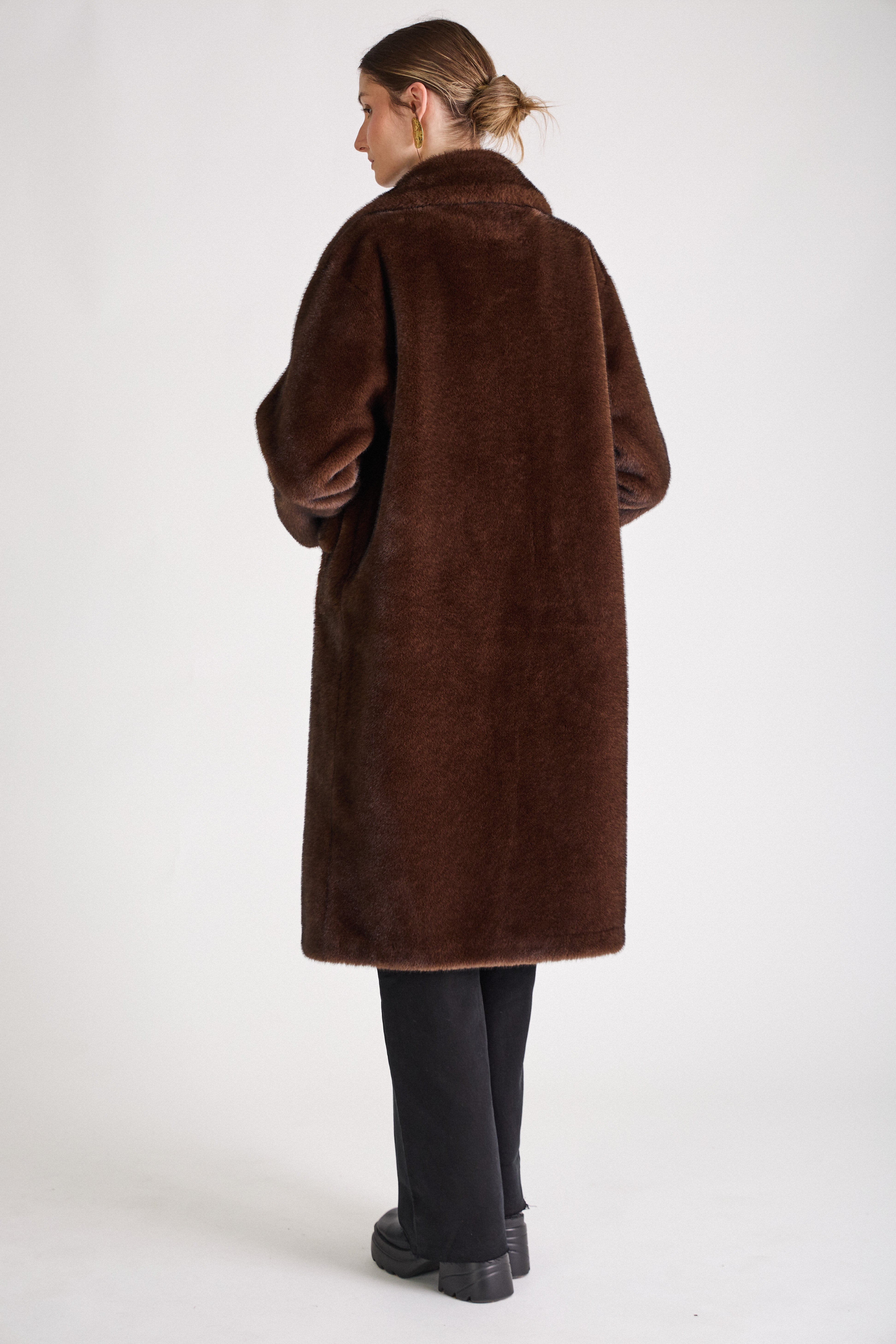 fourrure oversize longue chic col à revers, fermeture à boutons pression, poches à rabats, couleur choco
#couleur_choco