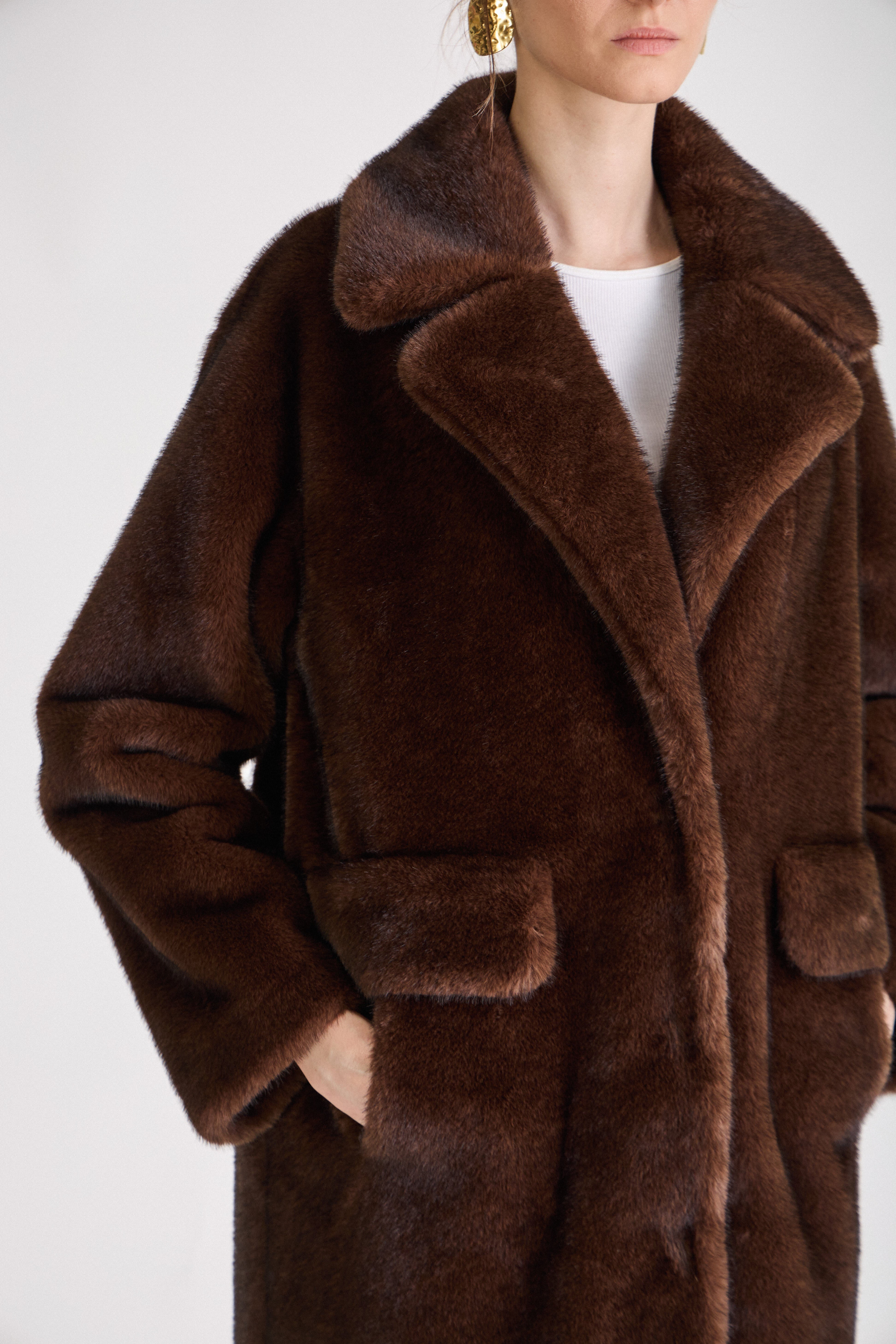 fourrure oversize longue chic col à revers, fermeture à boutons pression, poches à rabats, couleur choco
#couleur_choco