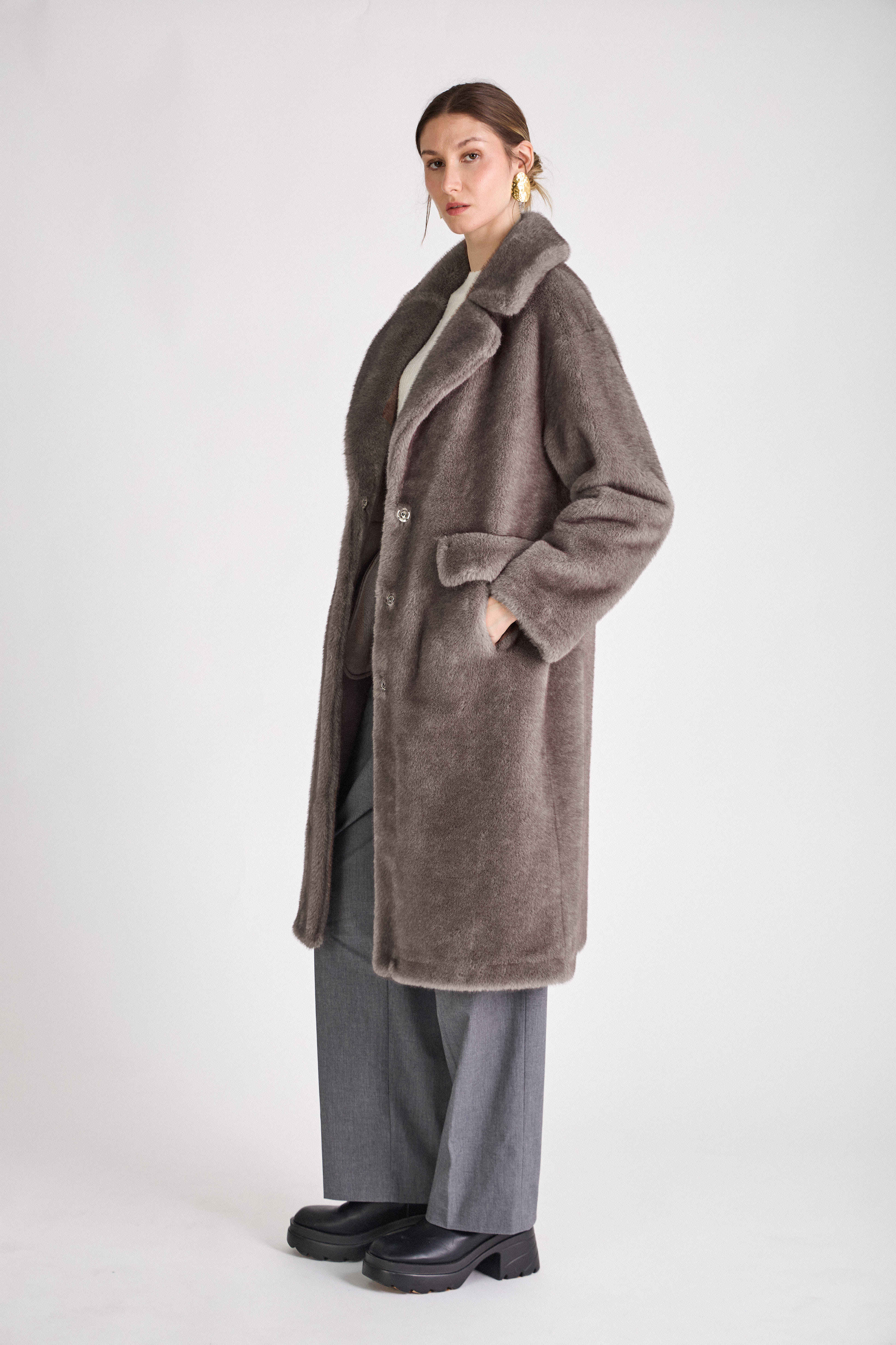 fourrure oversize longue chic col à revers, fermeture à boutons pression, poches à rabats, couleur gris
#couleur_gris