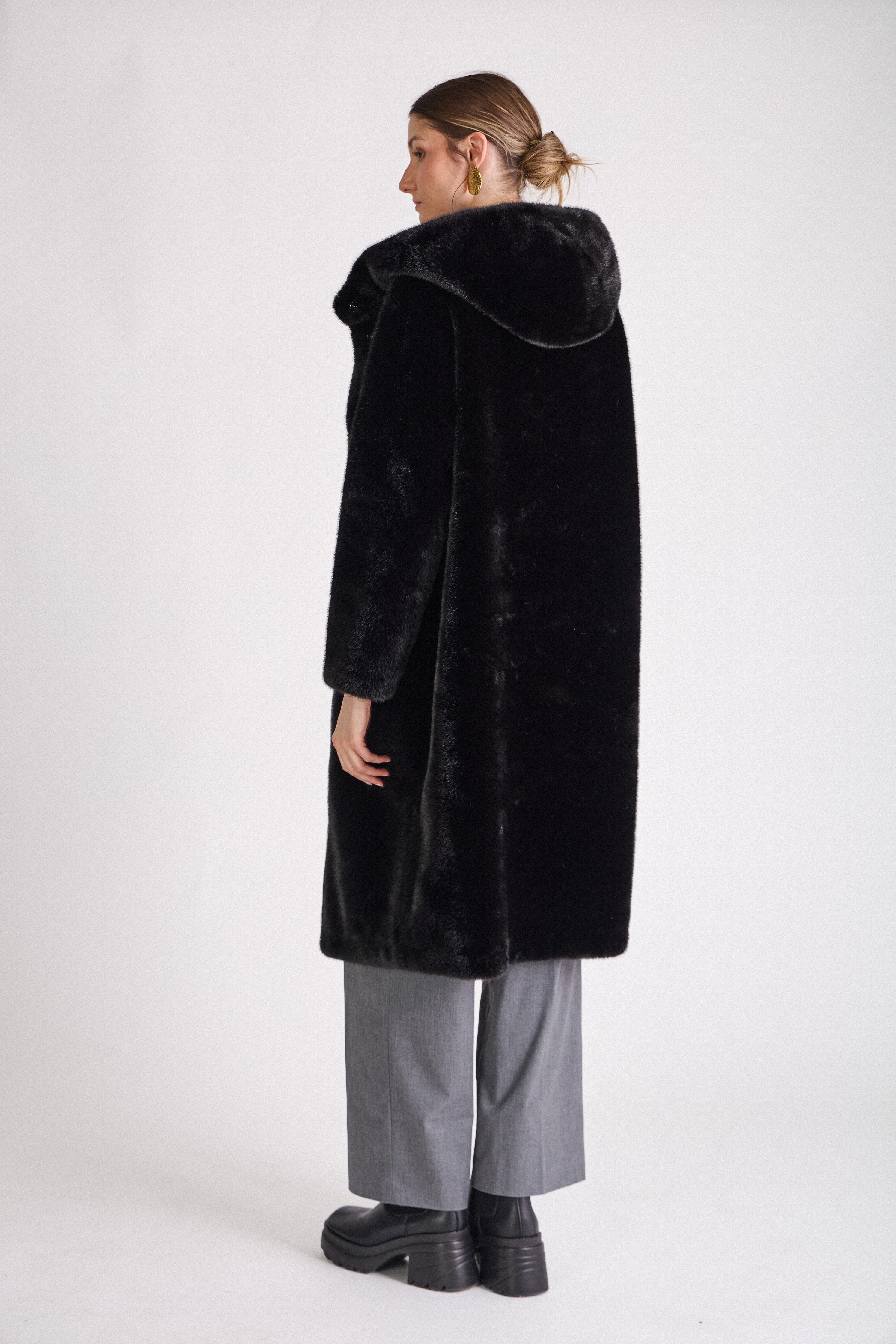 Manteau long en fausse fourrure noire Escandelle, coupe droite élégante avec col enveloppant
#couleur_noir