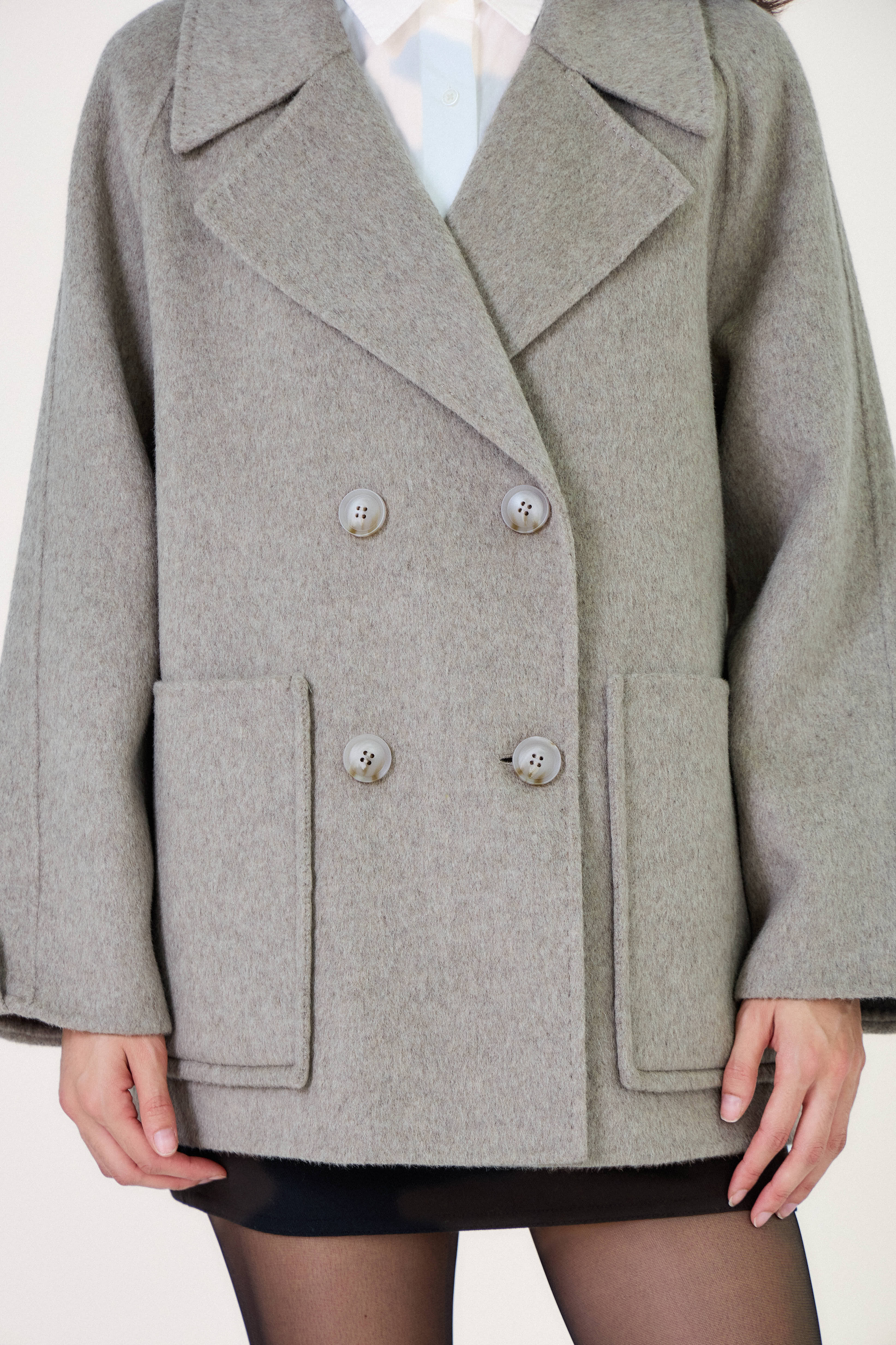 Gros plan sur les boutons beige du manteau en laine beige Escandelle – détail du double boutonnage
#couleur_beige