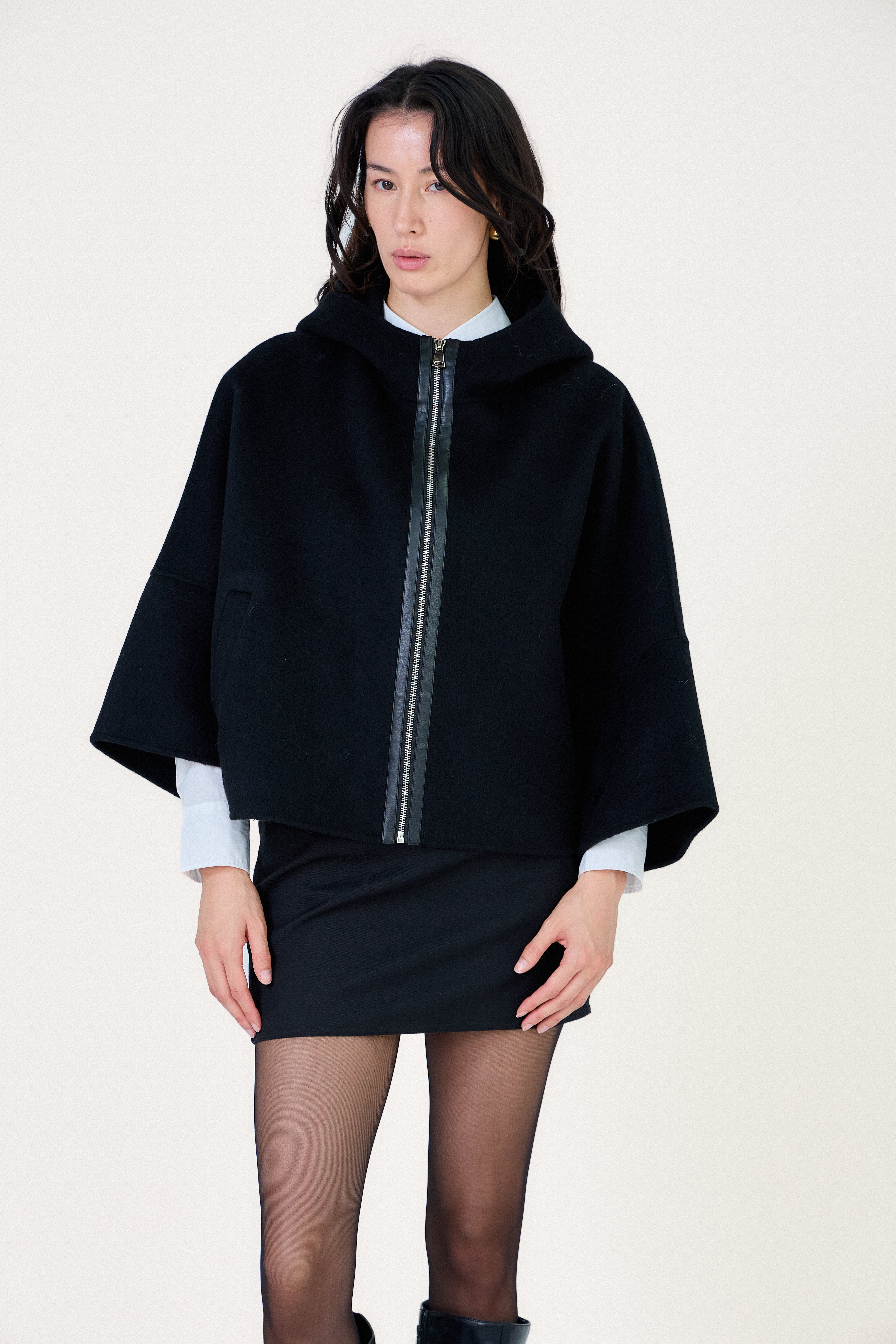 Cape ALAE Escandelle – look citadin chic, cape noire en laine avec capuche et zip argenté
#couleur_noir