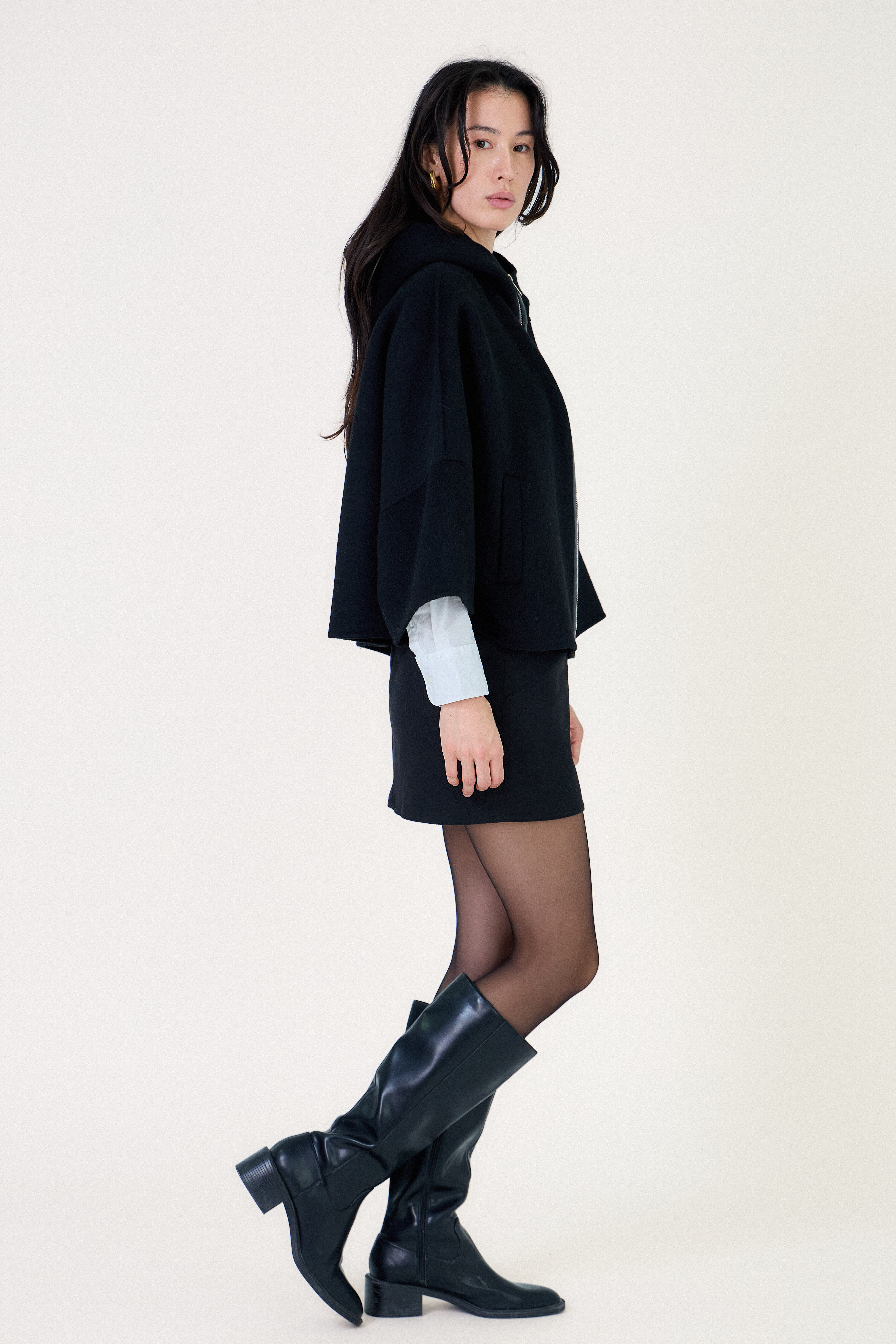 Cape ALAE Escandelle – coupe moderne et minimaliste en laine noire, poches latérales discrètes
#couleur_noir